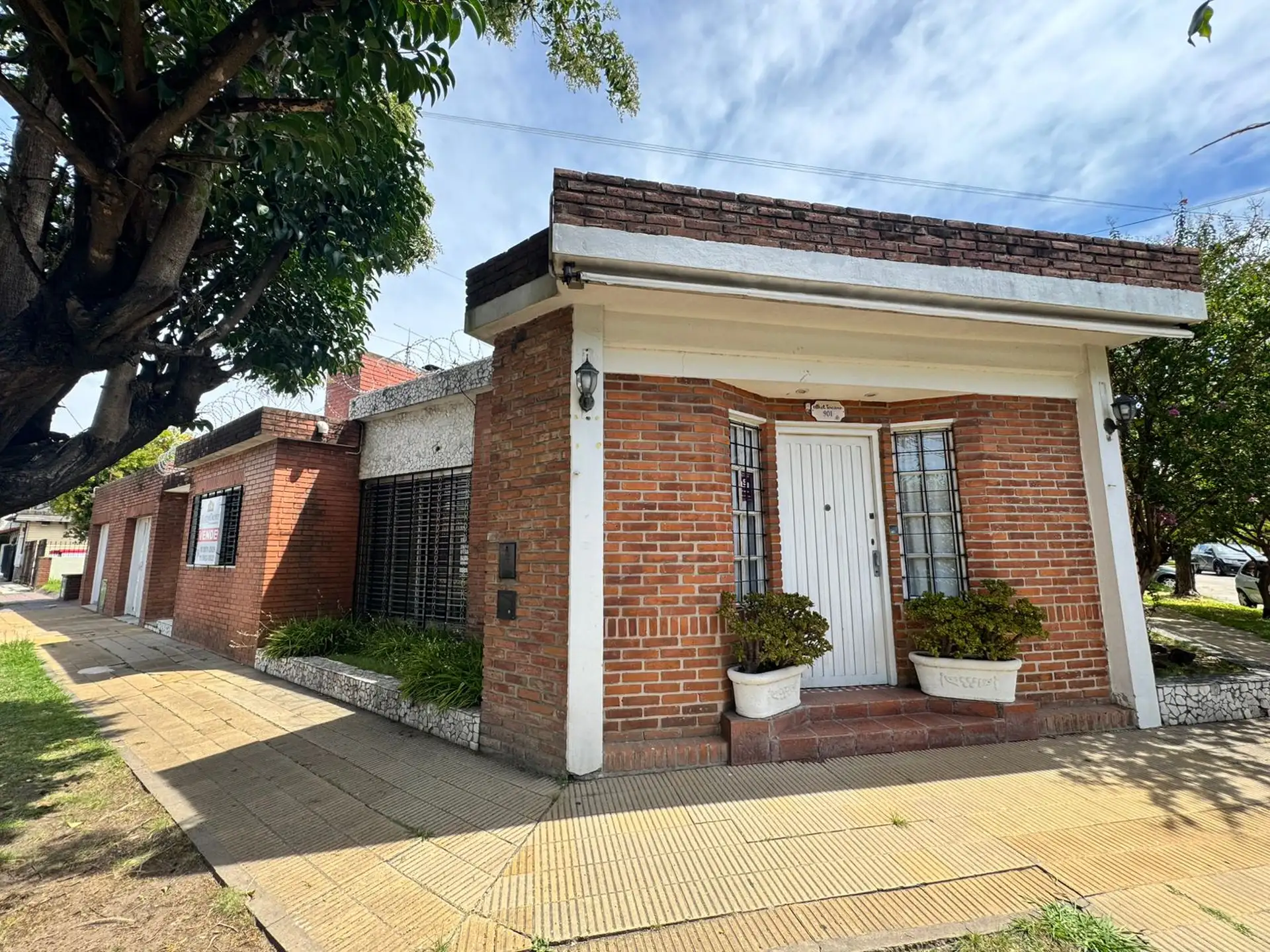 Casa de 4 dormitórios com piscina em Morón