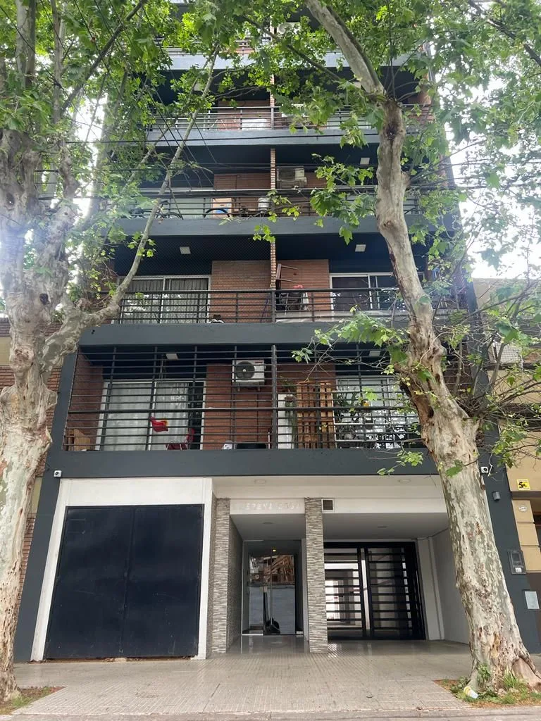 Monoambiente al frente con balcón en Parque Chas