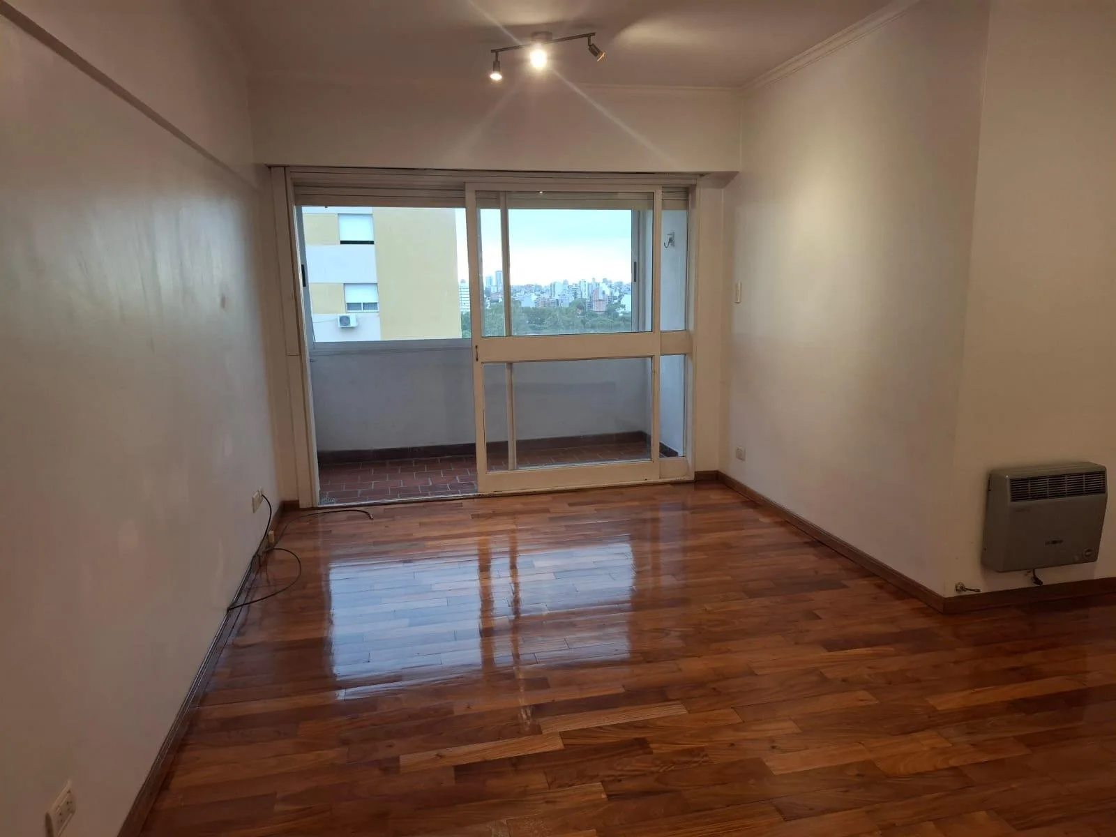 Четырёхкомнатная квартира с балконом в Saavedra