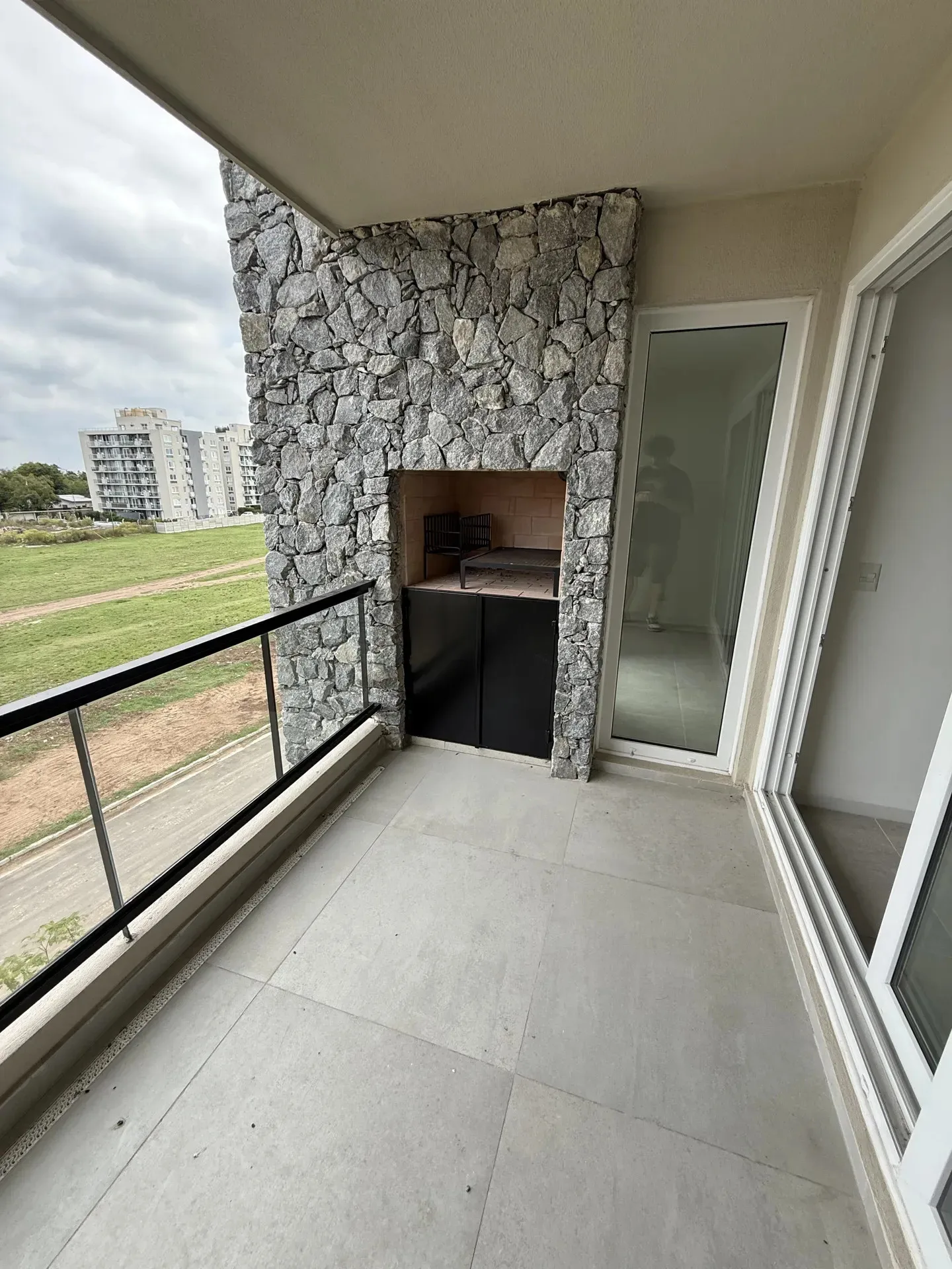 Apartamento de três ambientes com vaga em Escobar
