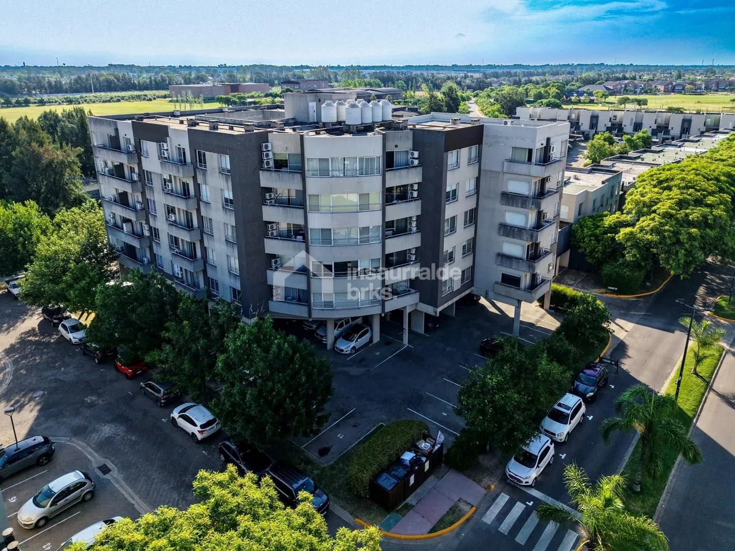 Three-room apartment with covered parking in Tigre