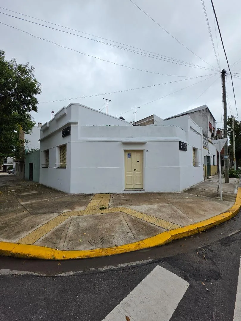 Дом с 3 спальнями на угловом участке в Mataderos