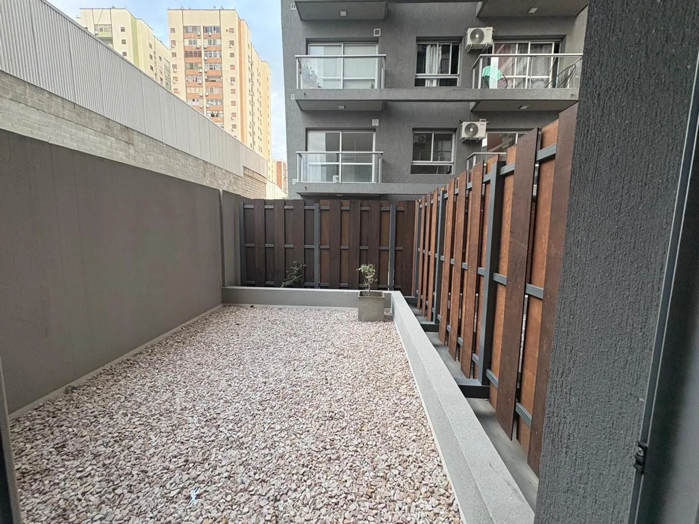 Kitnet com pátio no centro de Avellaneda