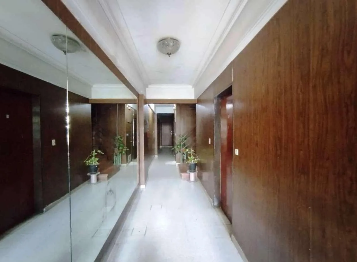 Departamento de 3 ambientes lateral en Flores