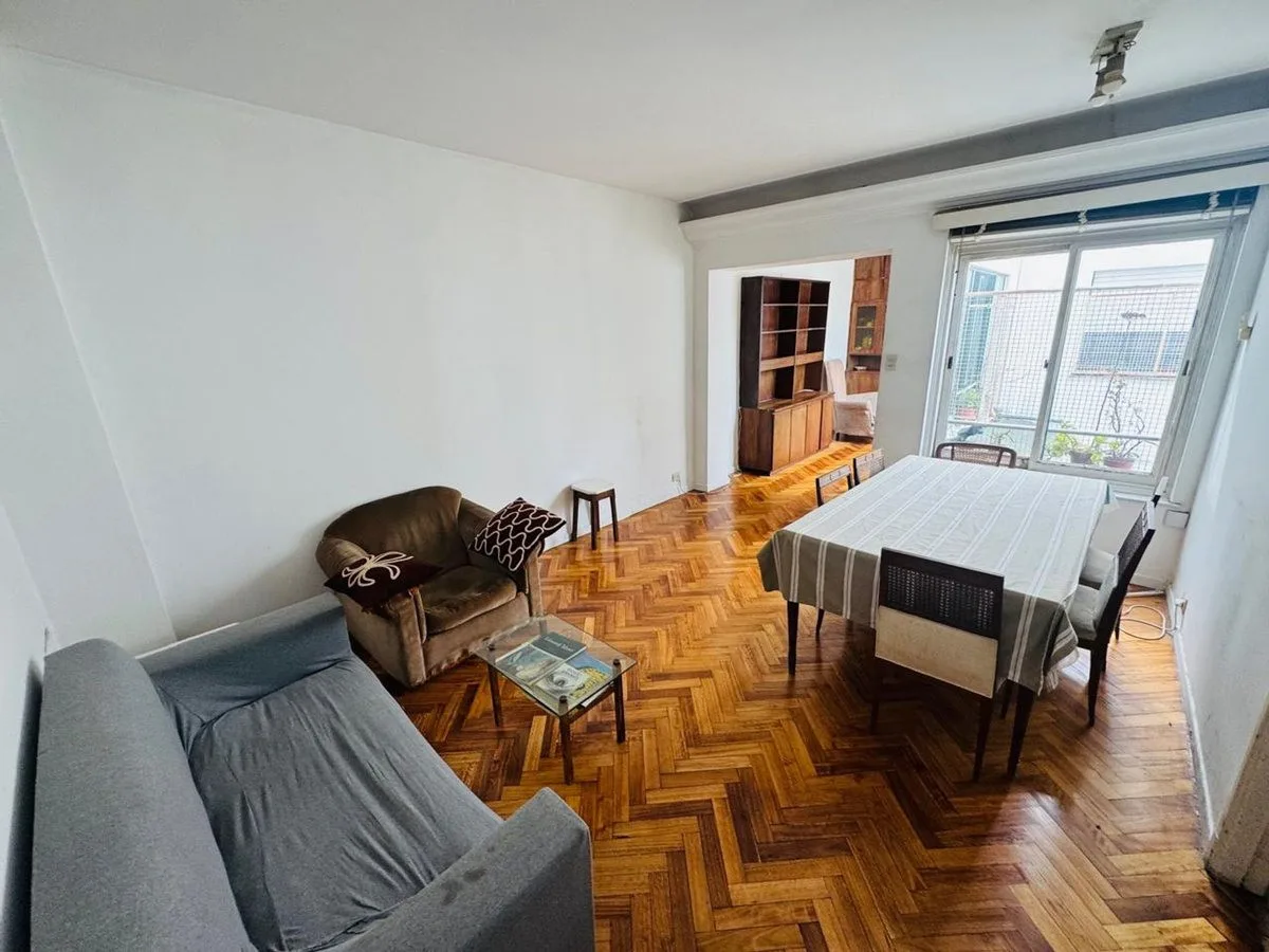 Apartamento de três ambientes com dependência em Recoleta