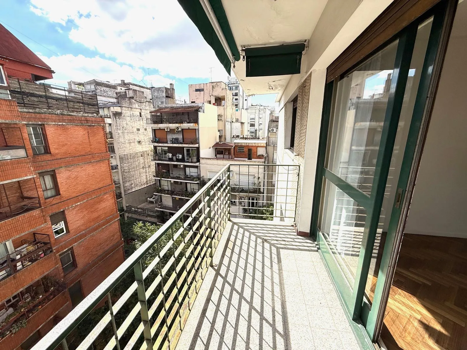 Apartamento de 2 dormitórios com varanda de frente para a rua em Recoleta