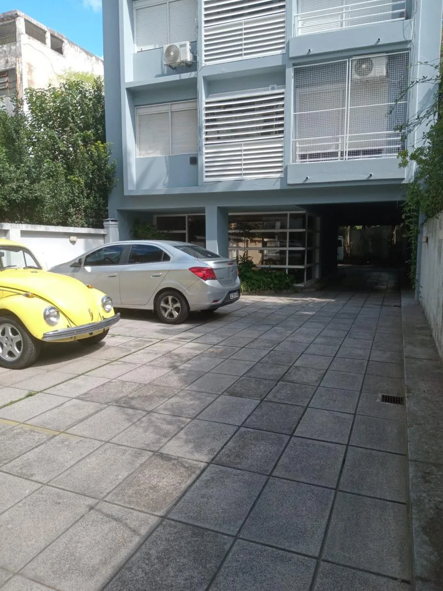 Apartamento de dois ambientes em meio andar em Olivos