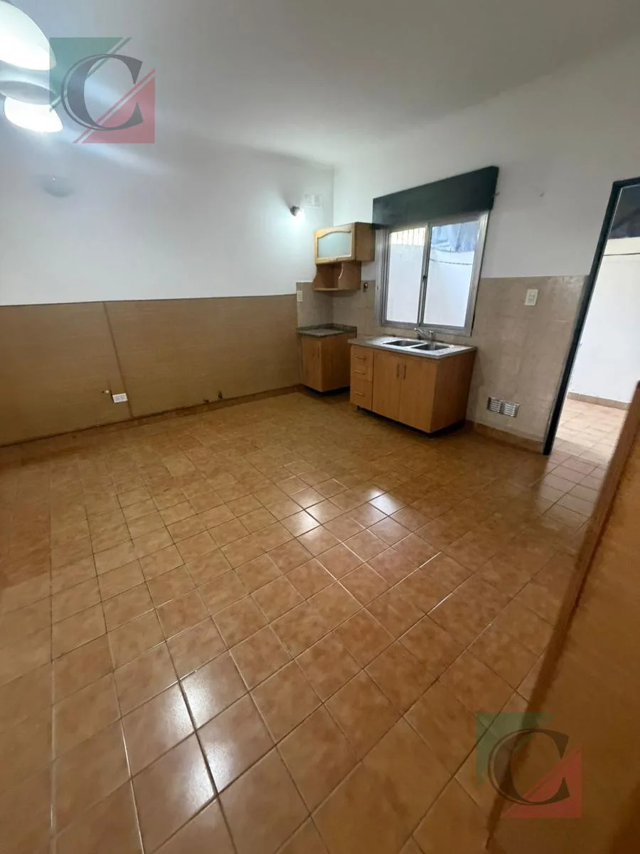 Apartamento de dois dormitórios sem condomínio em Lanús Este
