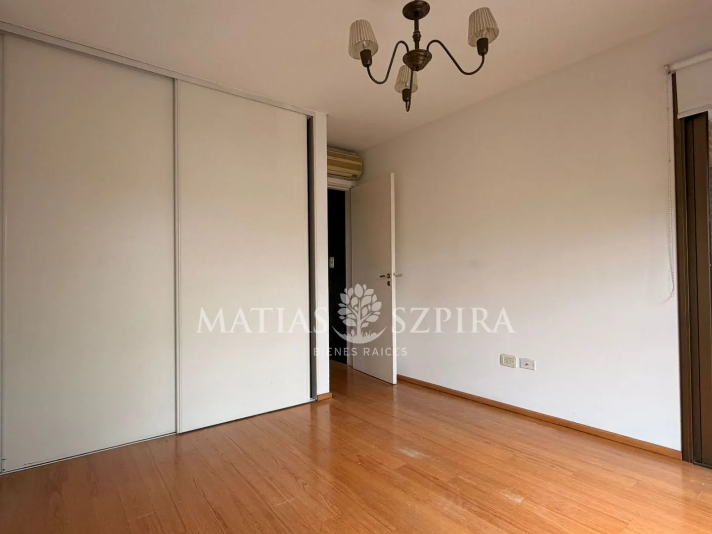Apartamento de dois ambientes com 1 quarto em Castelar