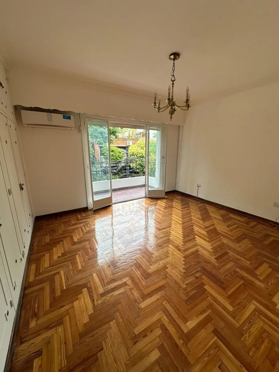 Refurbished three-bedroom apartment with parking in Caballito