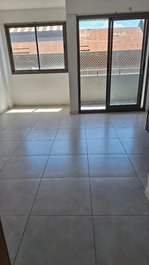 Monoambiente en alquiler en Parque Chacabuco, con balcón al norte