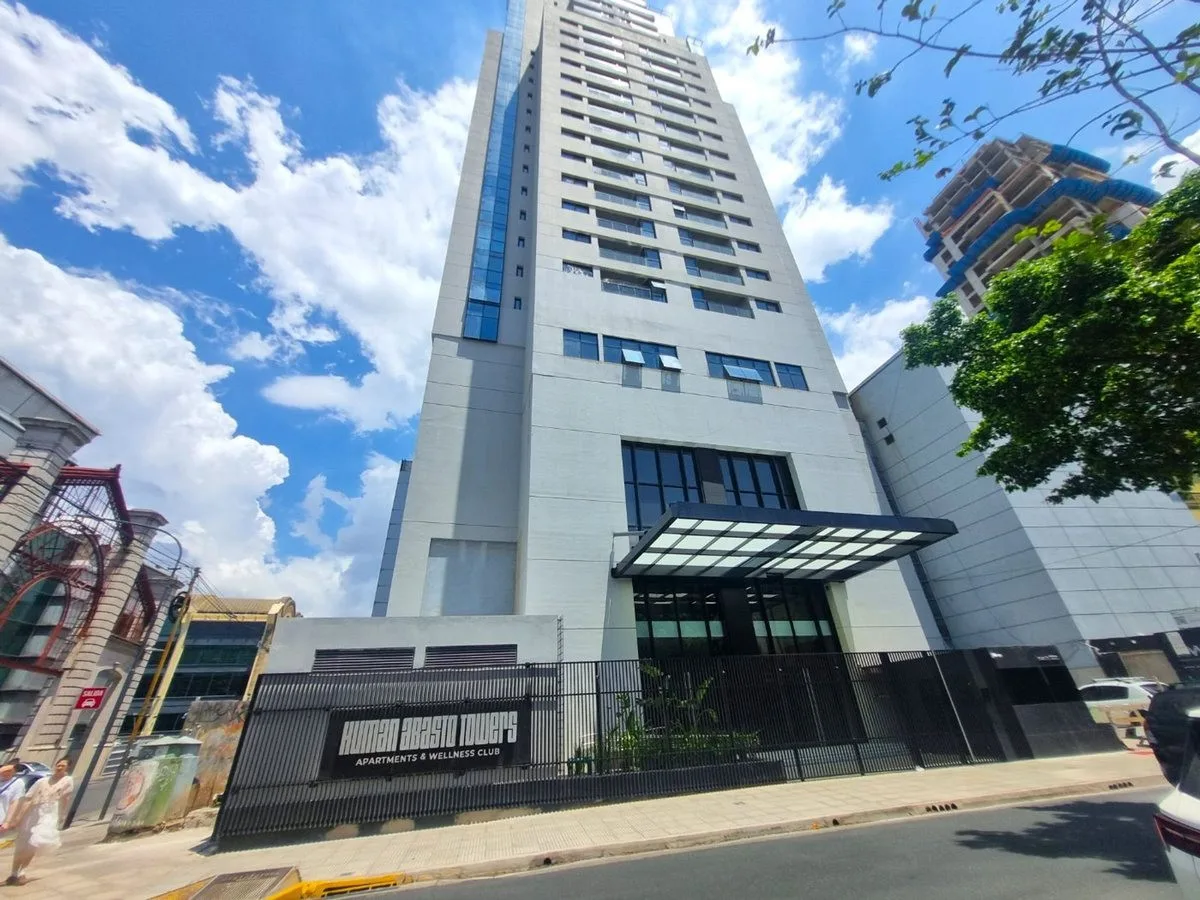 Apartamento de dois ambientes com varanda no Abasto