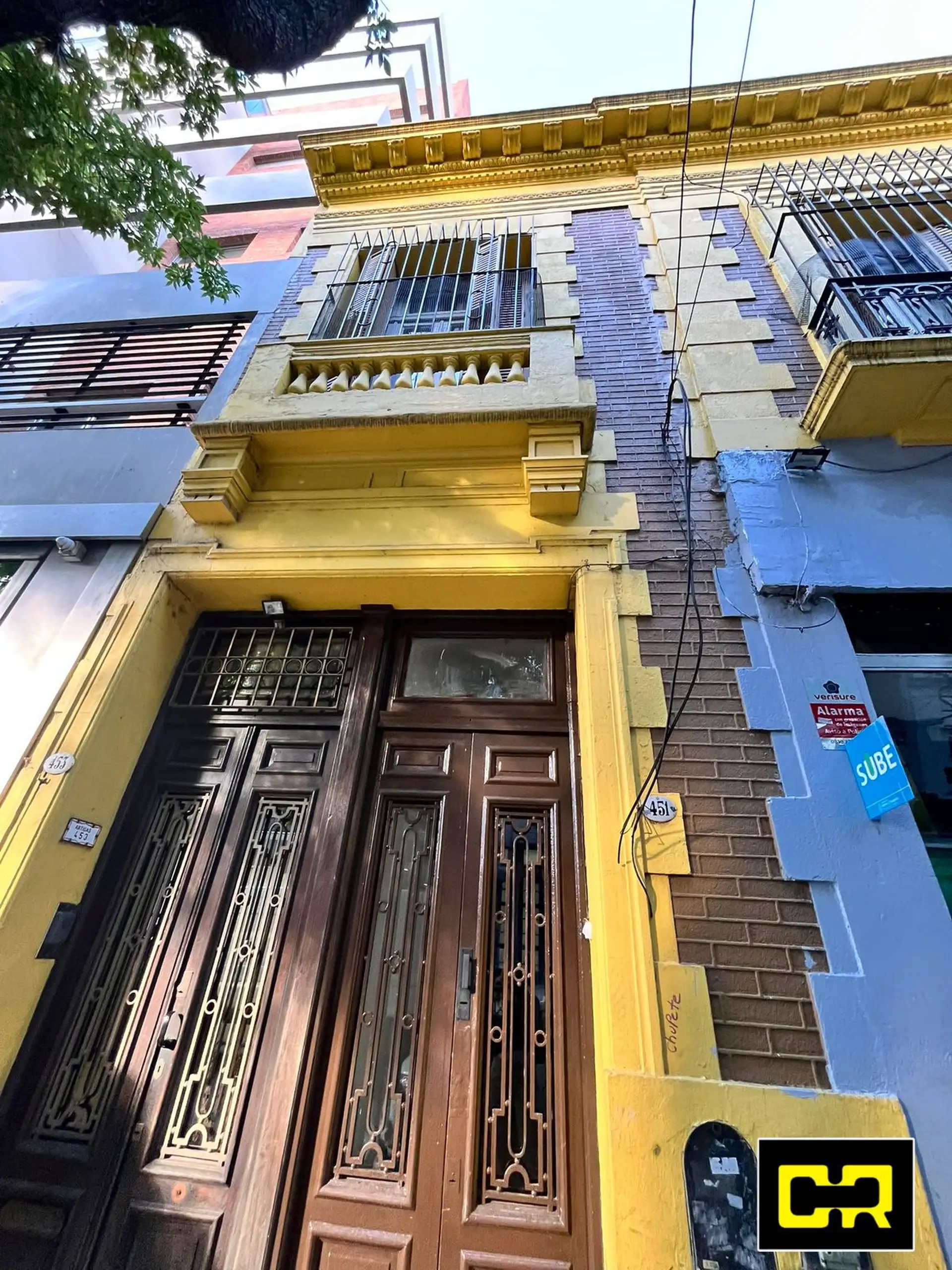 Four-bedroom PH with private street entrance in Flores