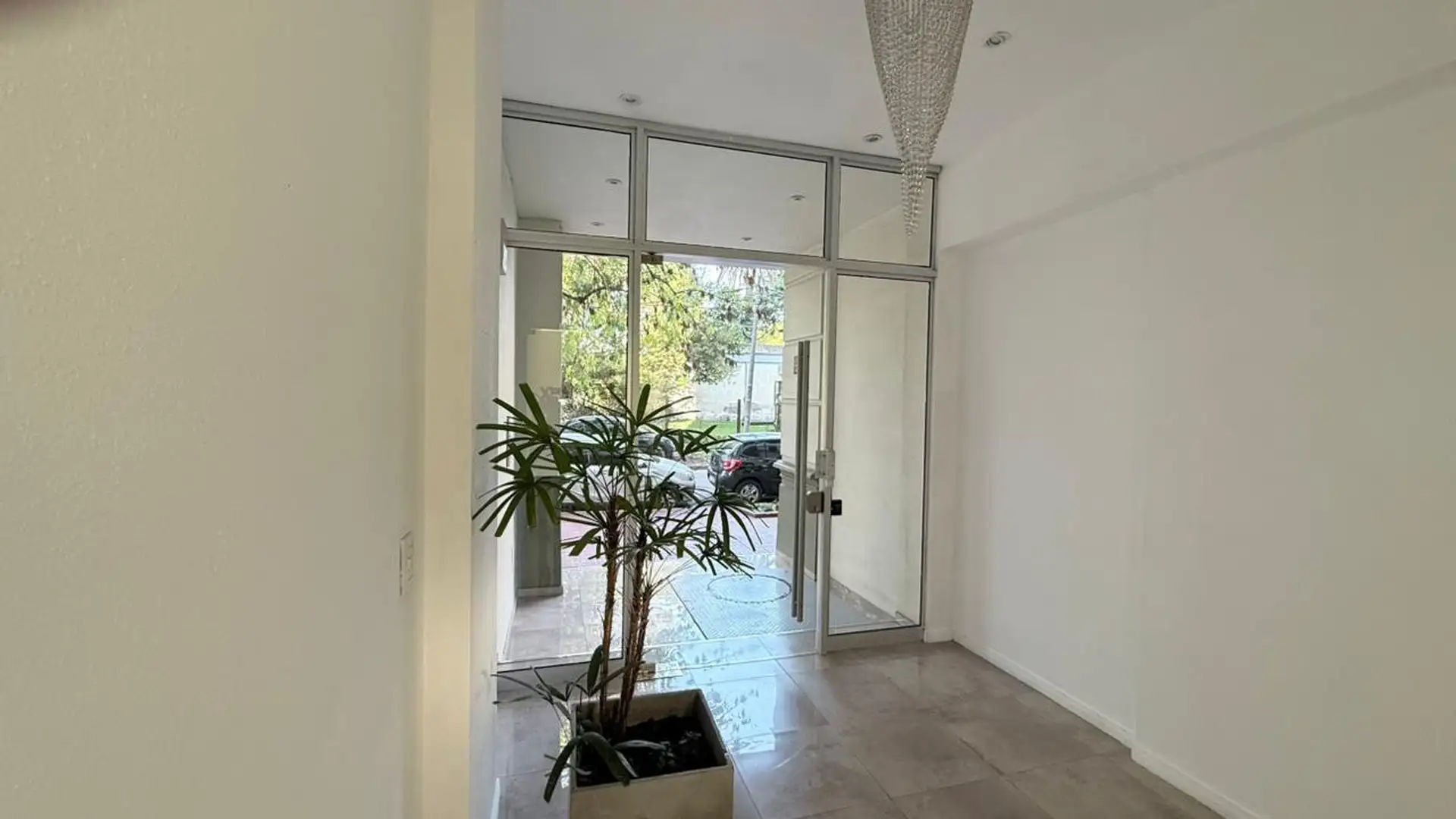 Departamento de 2 ambientes al frente con balcón en Caseros