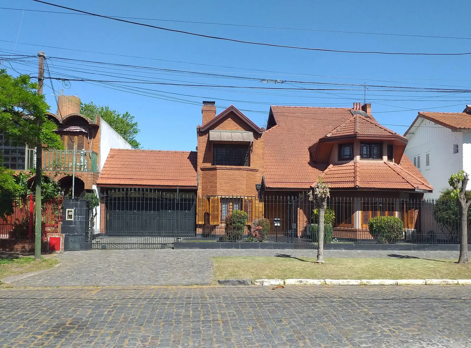 Five-bedroom house in Temperley, Lomas de Zamora