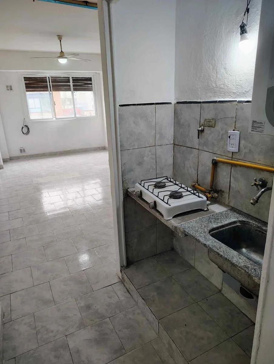Kitnet com cozinha integrada de frente para a Avenida em Balvanera