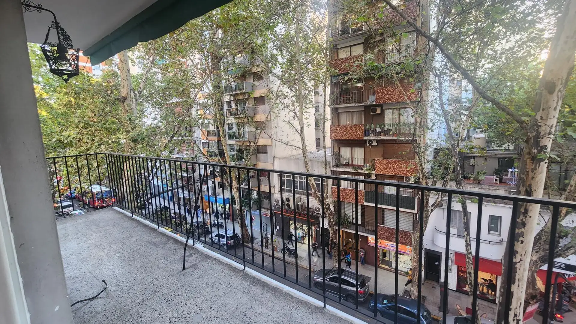Departamento de 3 ambientes en Almagro con balcón corrido al frente
