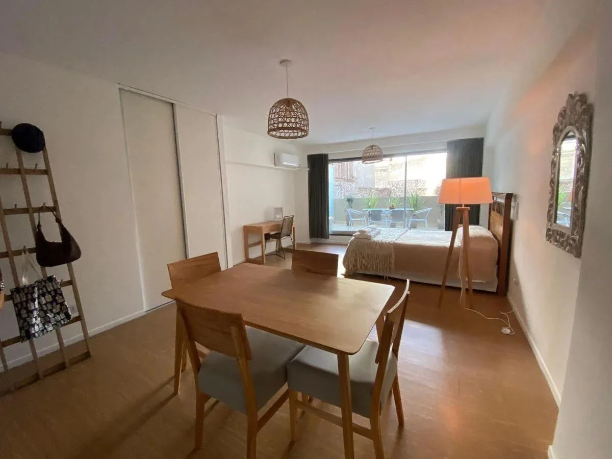 Kitnet com varanda-terraça em Palermo Hollywood