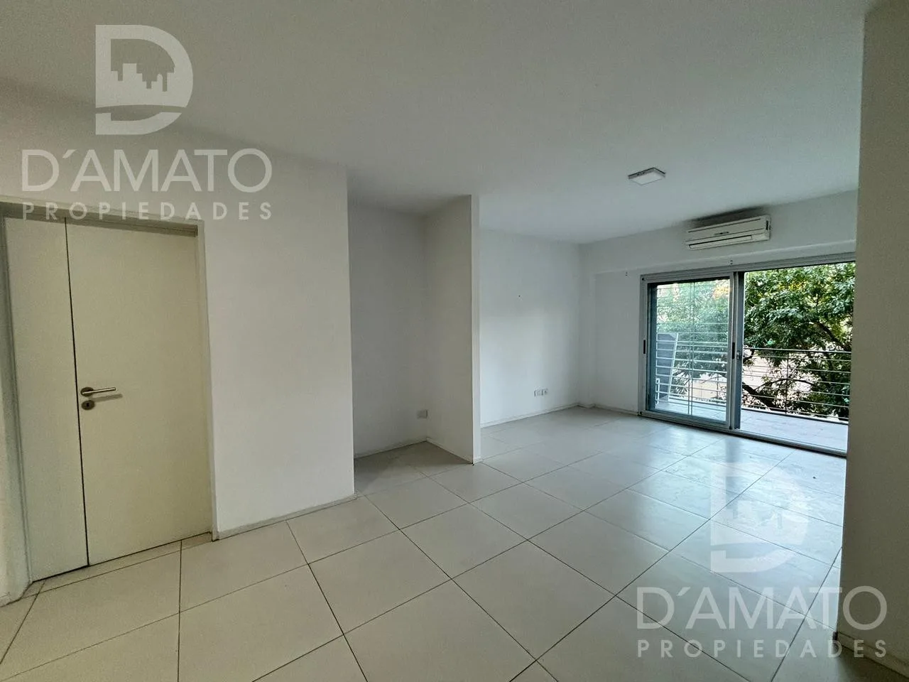 Kitnet divisível de frente para rua em Monte Castro