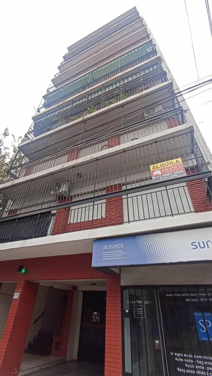 Apartamento de 3 ambientes com varanda e pátio em Tres de Febrero