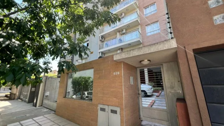 Monoambiente con balcón al frente en Morón