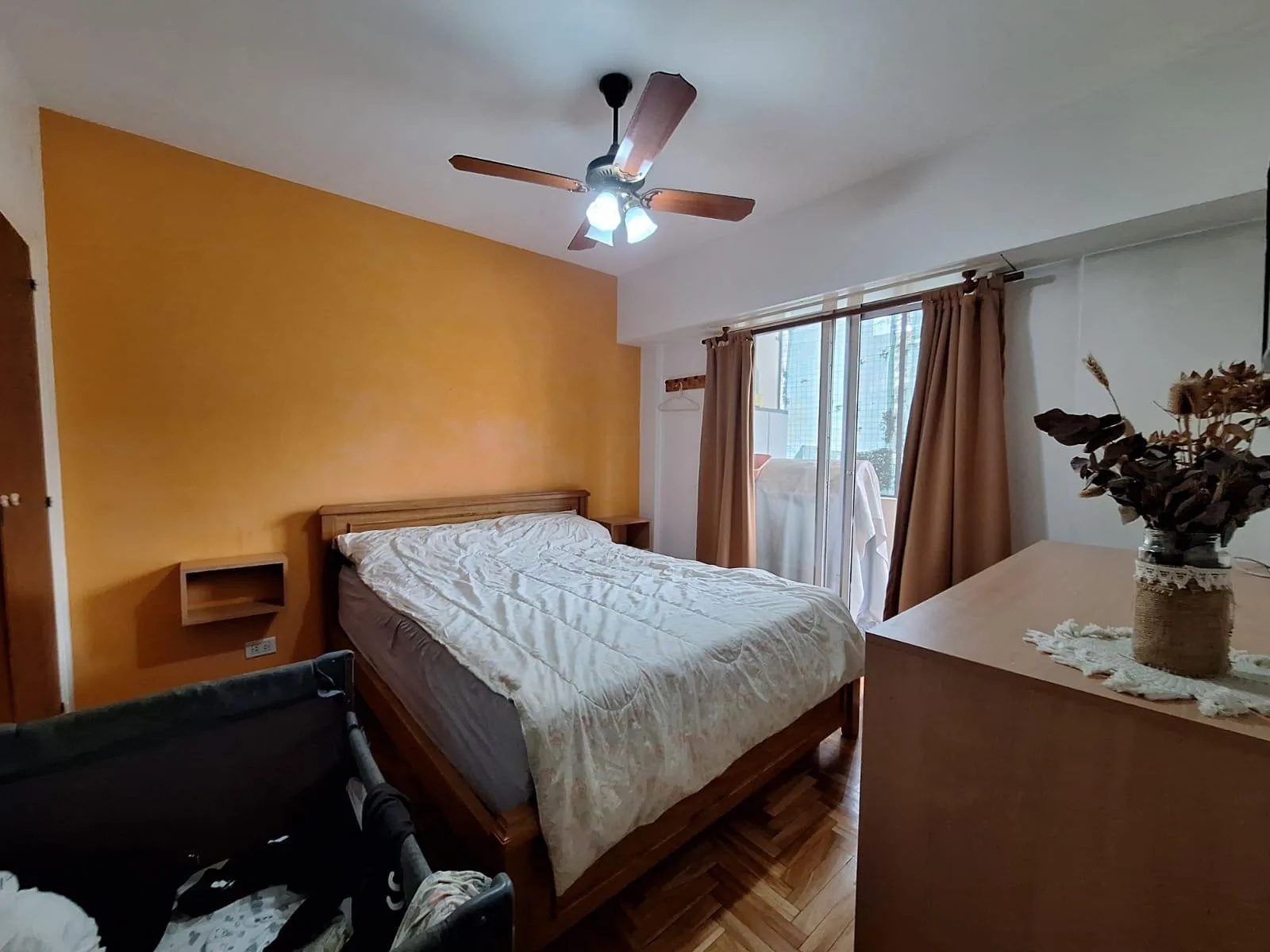 Three-room furnished apartment with balcony in Caballito