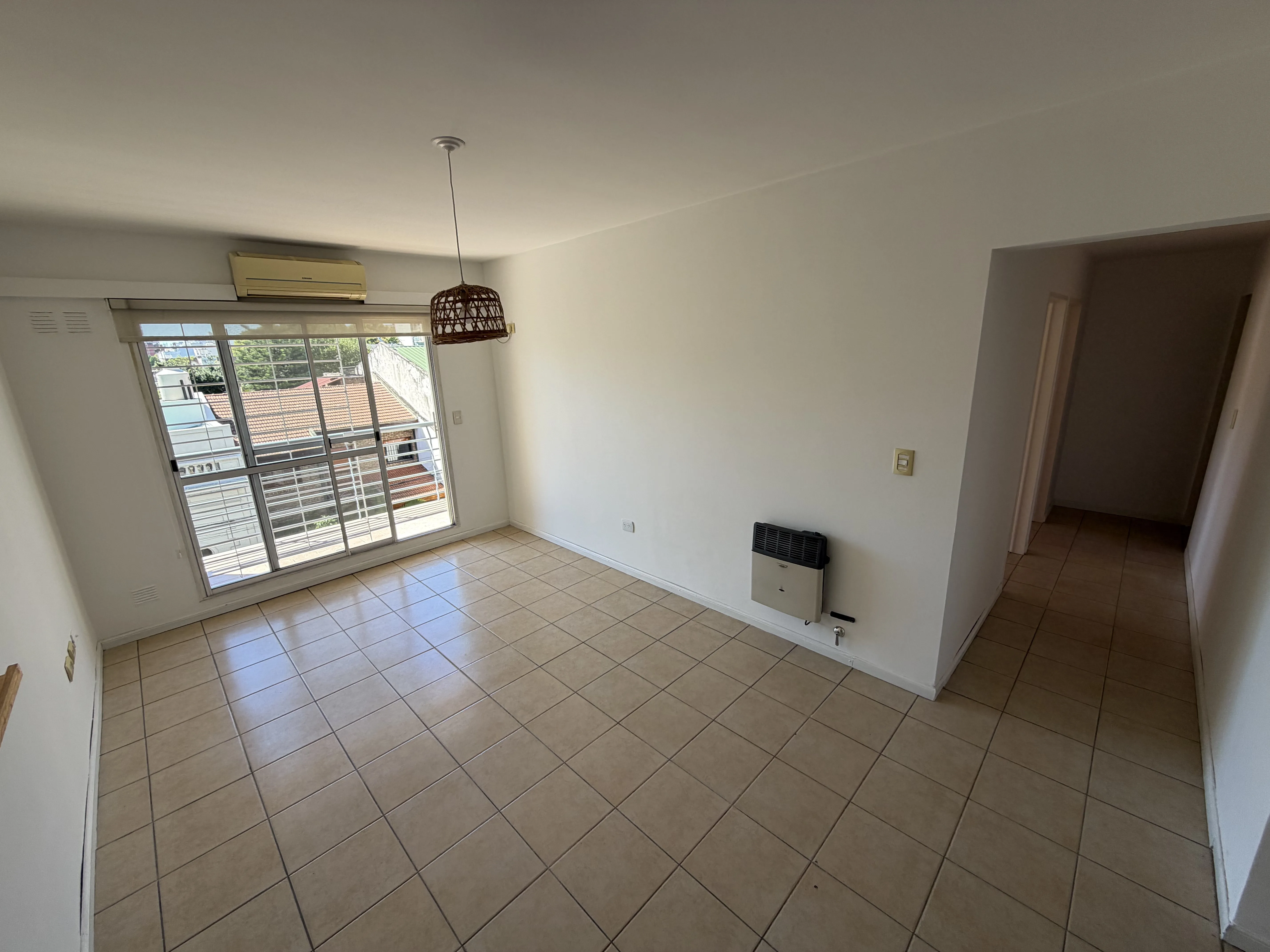 Departamento de 3 ambientes al frente en Floresta