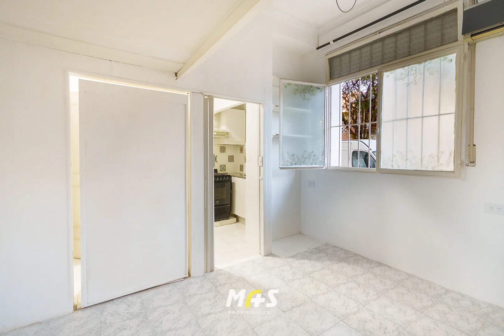 Квартира с 1 спальней в Villa Devoto на уровне первого этажа у улицы Simbrón