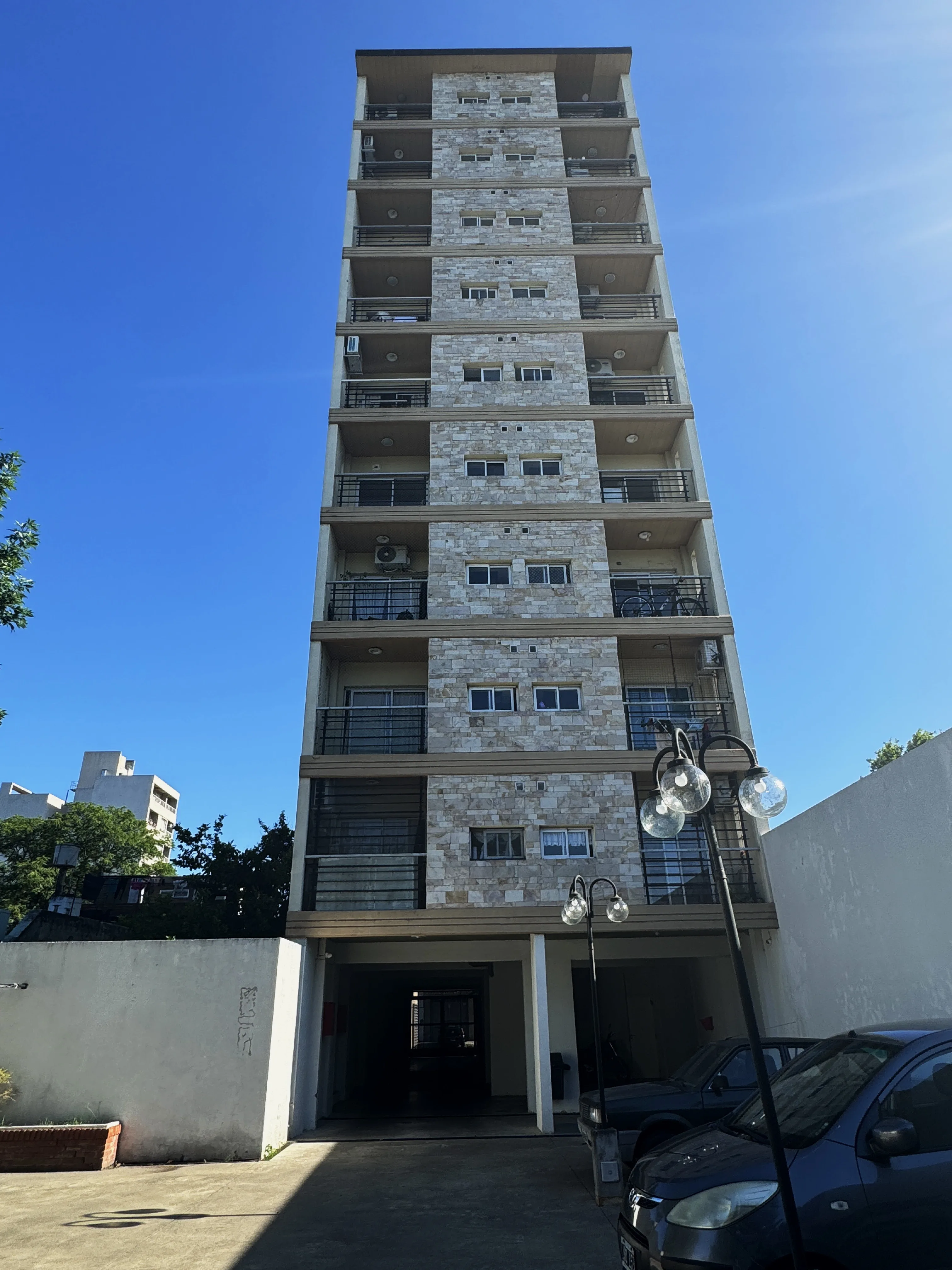 Двухкомнатная квартира в Tres de Febrero, окна во двор