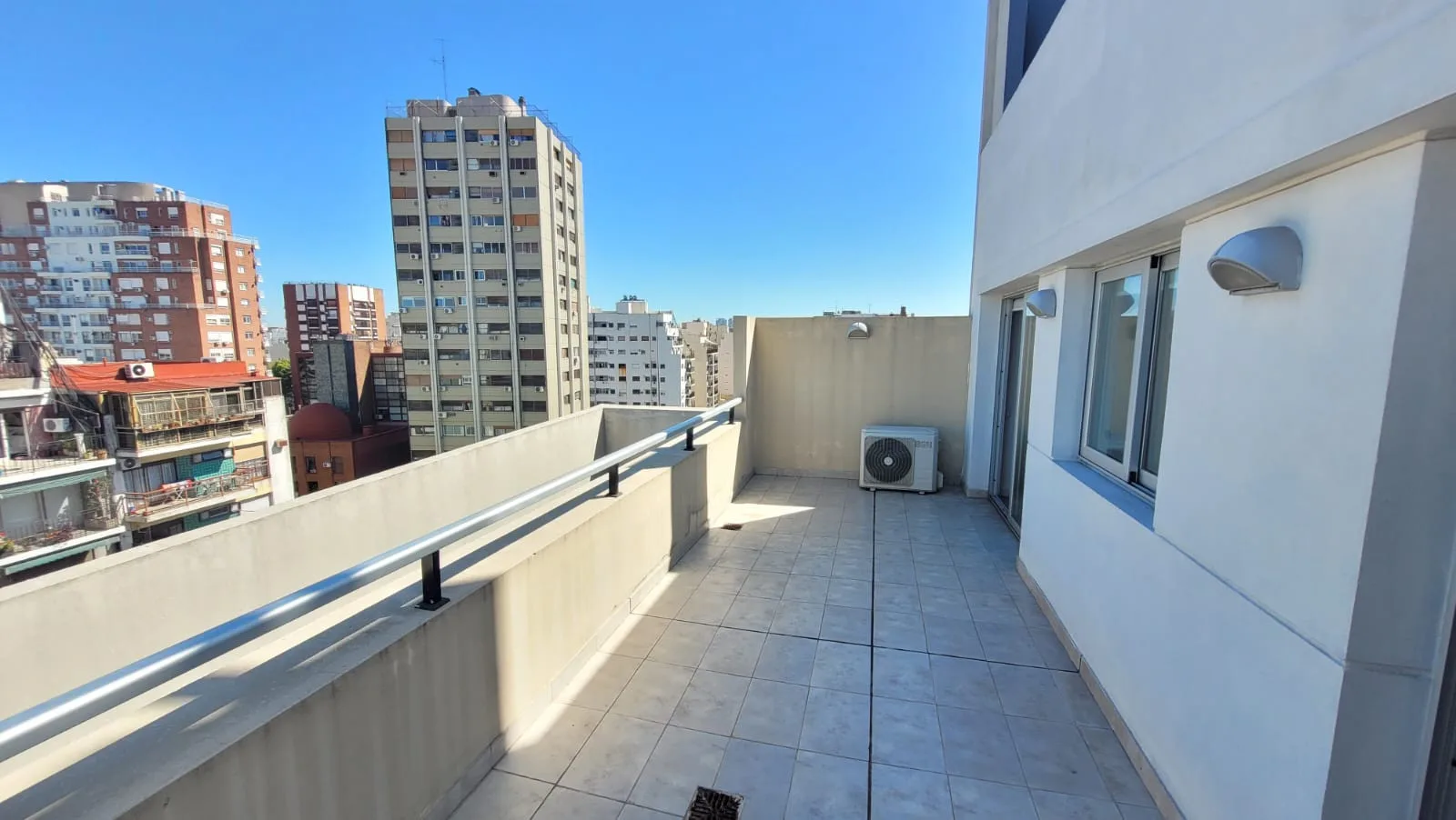 Monoambiente con balcón terraza en Almagro Norte