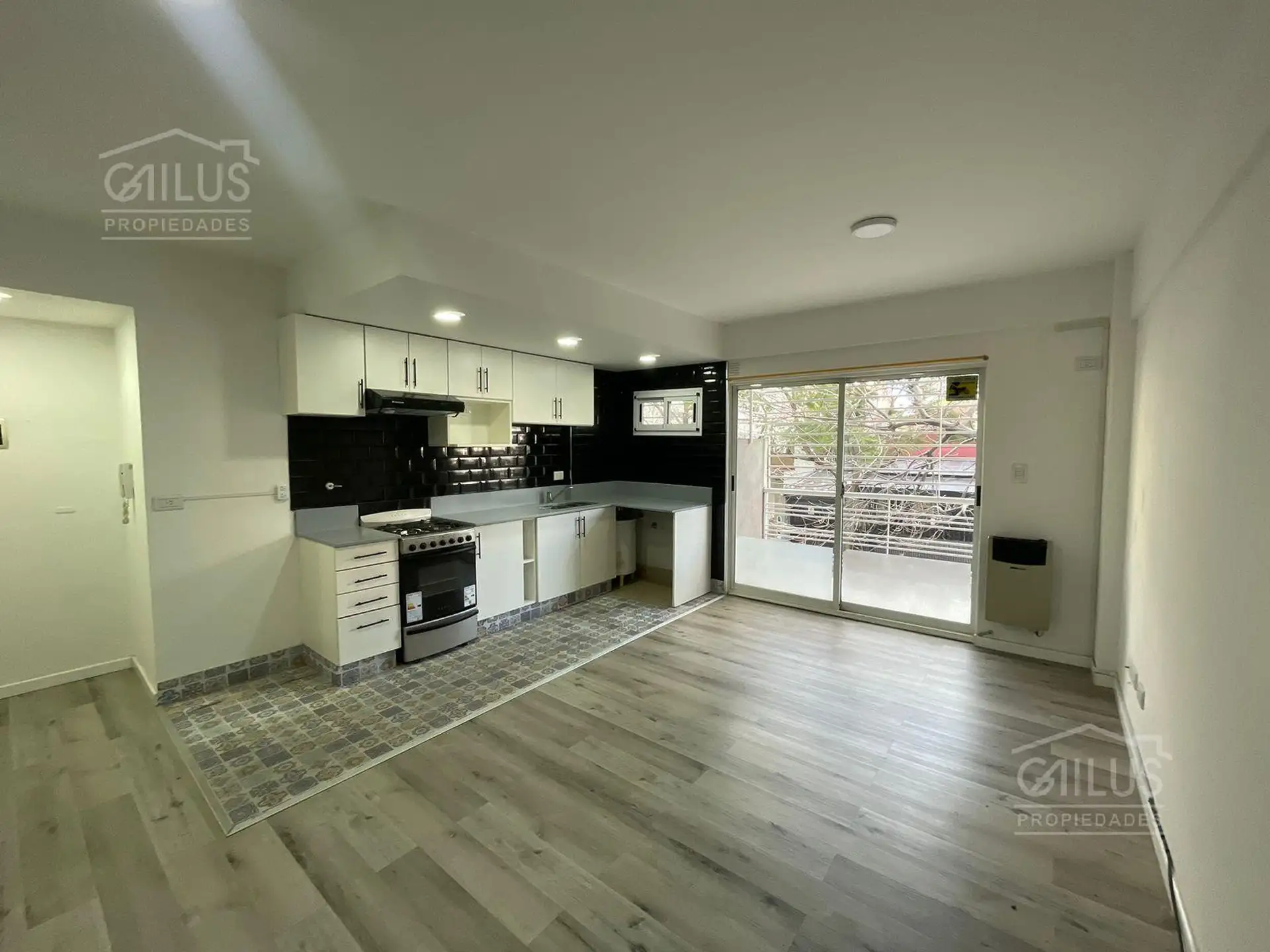 Departamento de 2 ambientes con balcón y patio en Villa del Parque