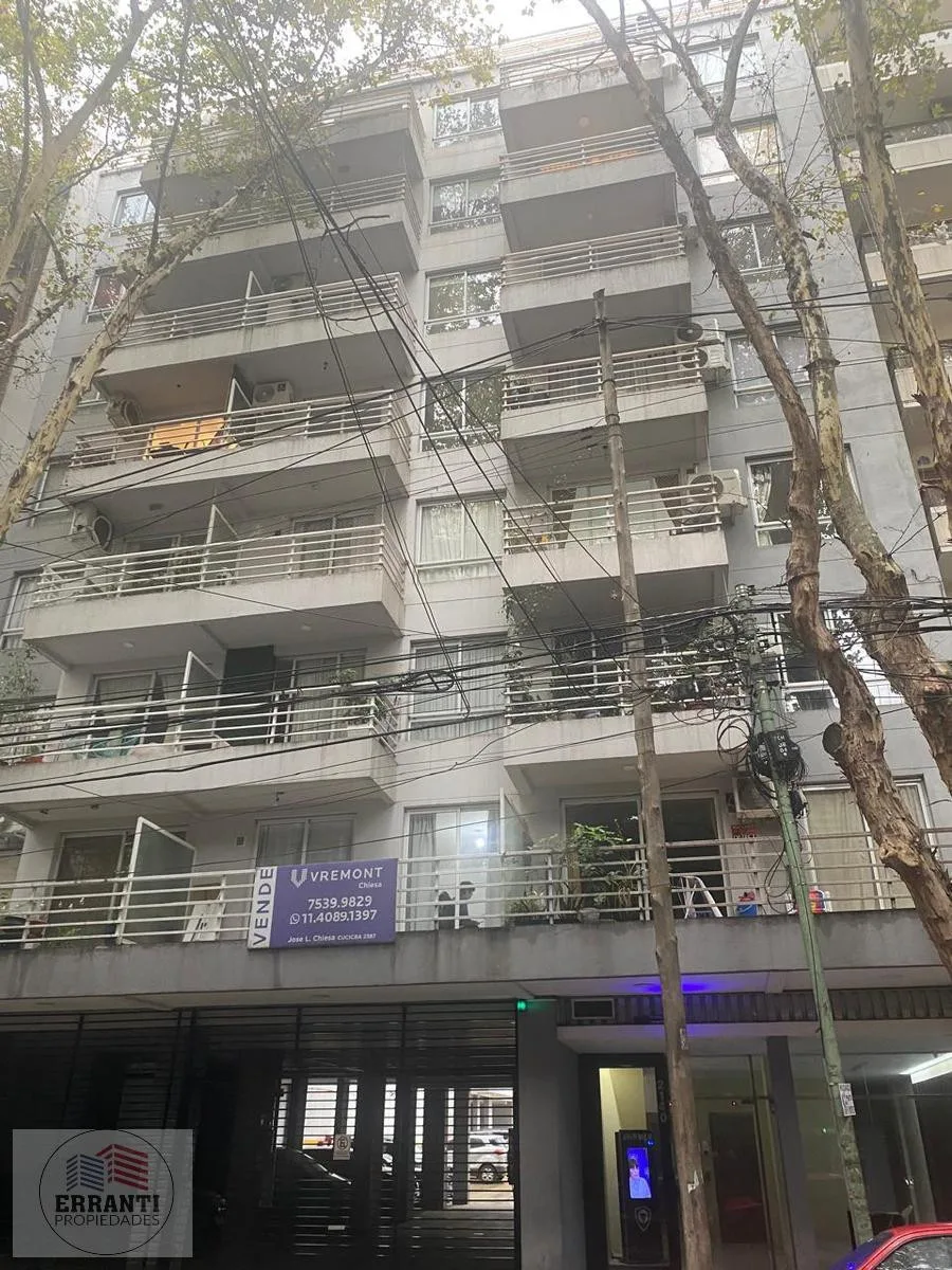 Monoambiente con balcón y baulera en Flores