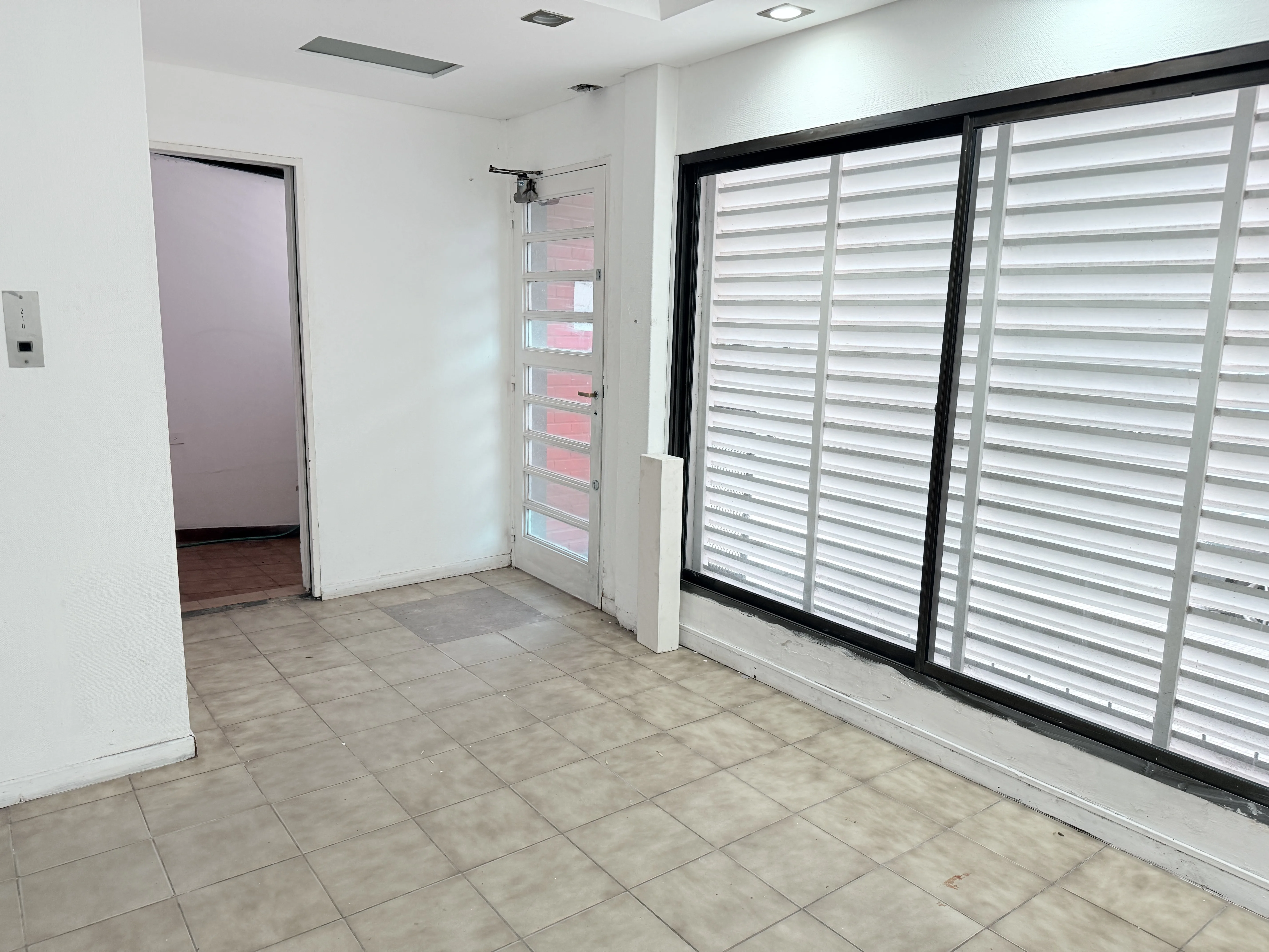 Casa comercial en Villa Santa Rita con 450 m² cubiertos