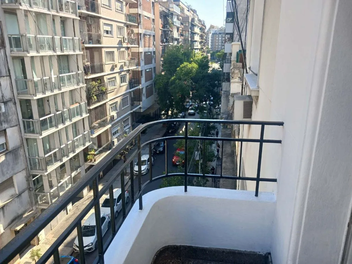 Three-room apartment with balcony in Recoleta