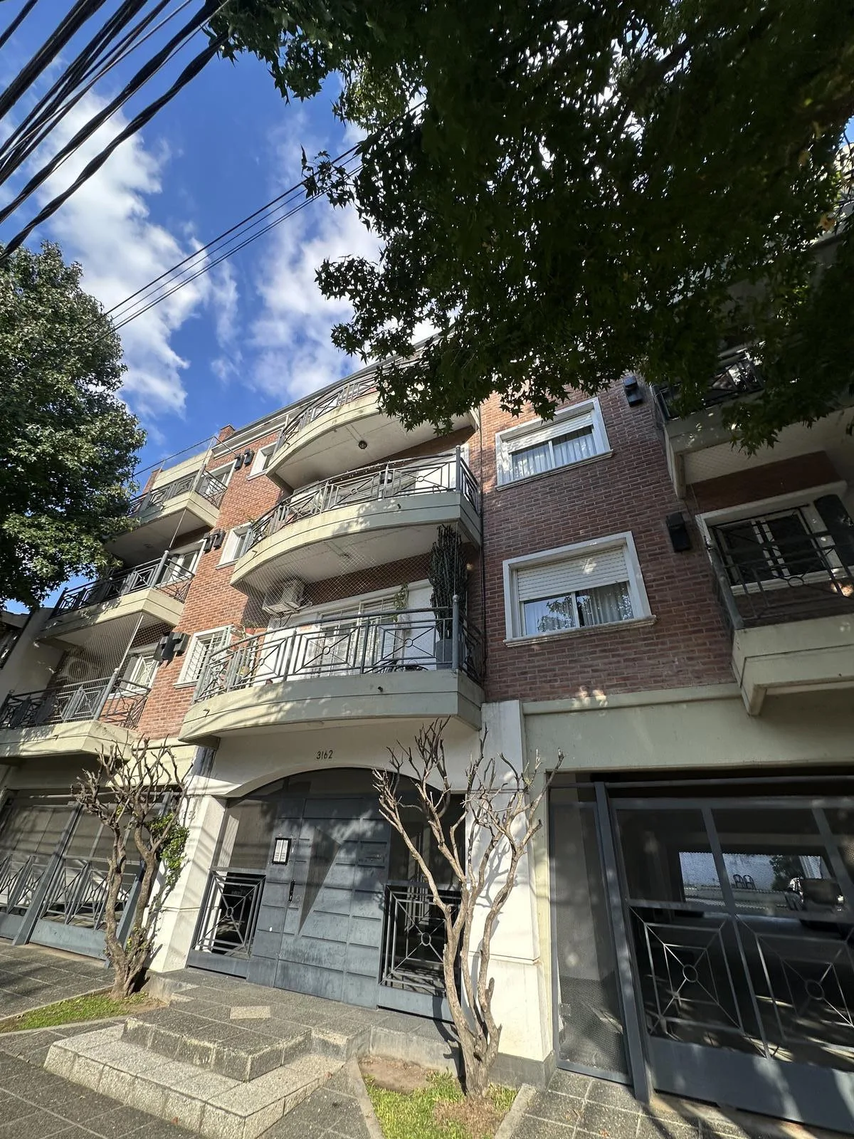 Apartamento de dois dormitórios de frente com varanda em Olivos