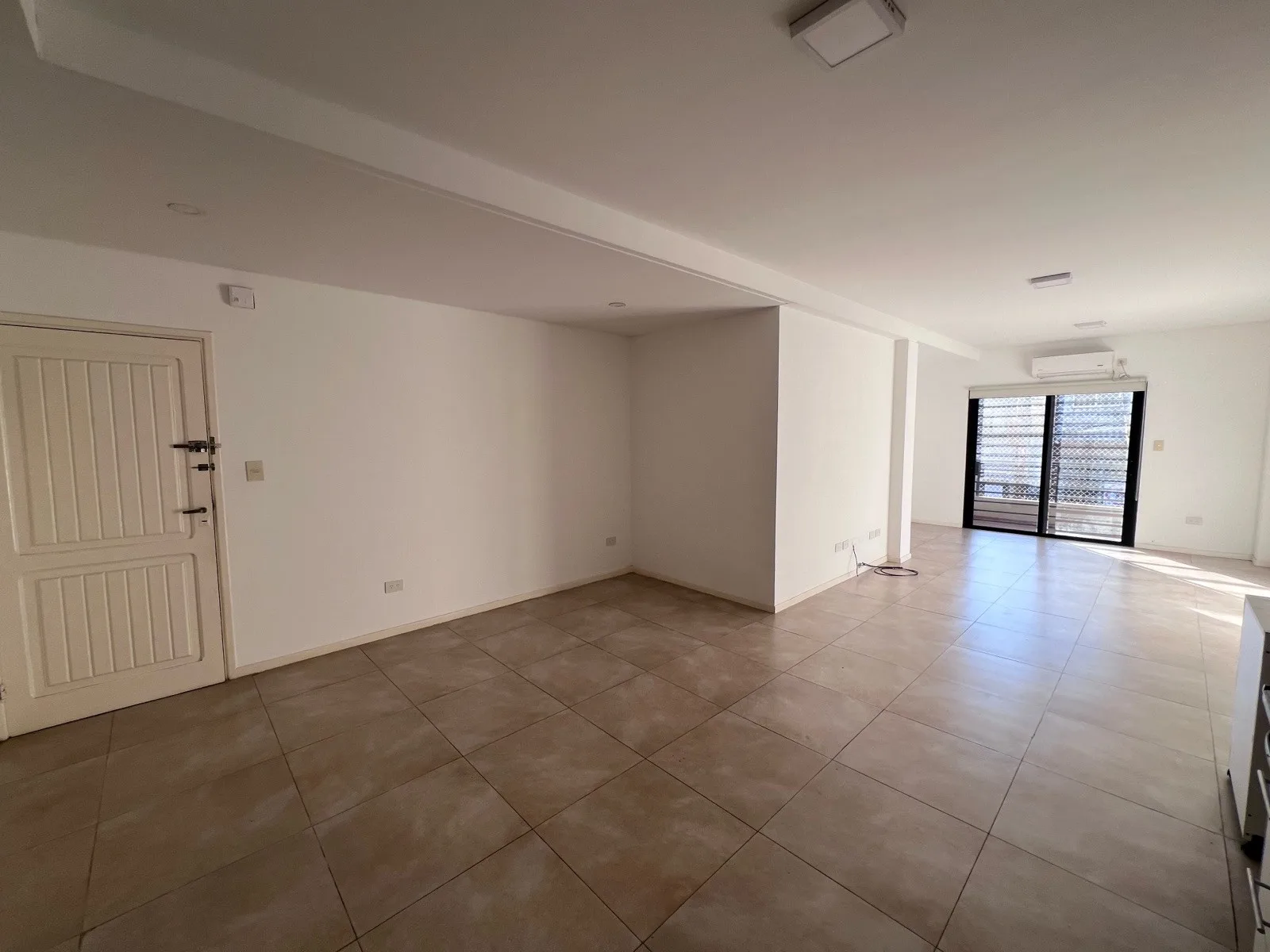 Professional-use studio apartment on the first floor in Quilmes