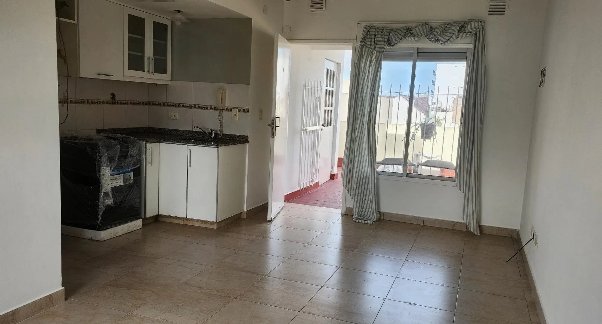 Квартира-студия с террасным балконом в Caseros (Tres de Febrero)
