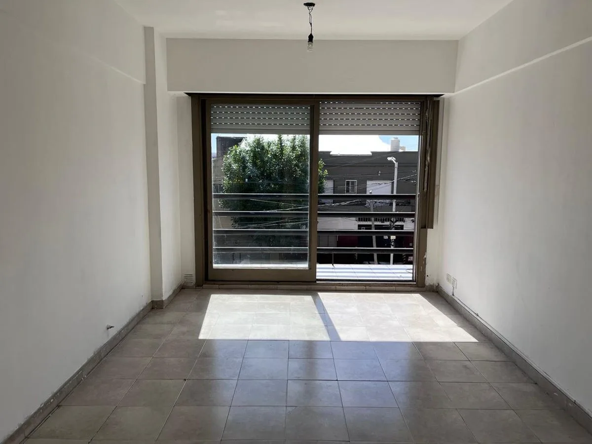 Two-room apartment with balcony in Crucesita, Avellaneda