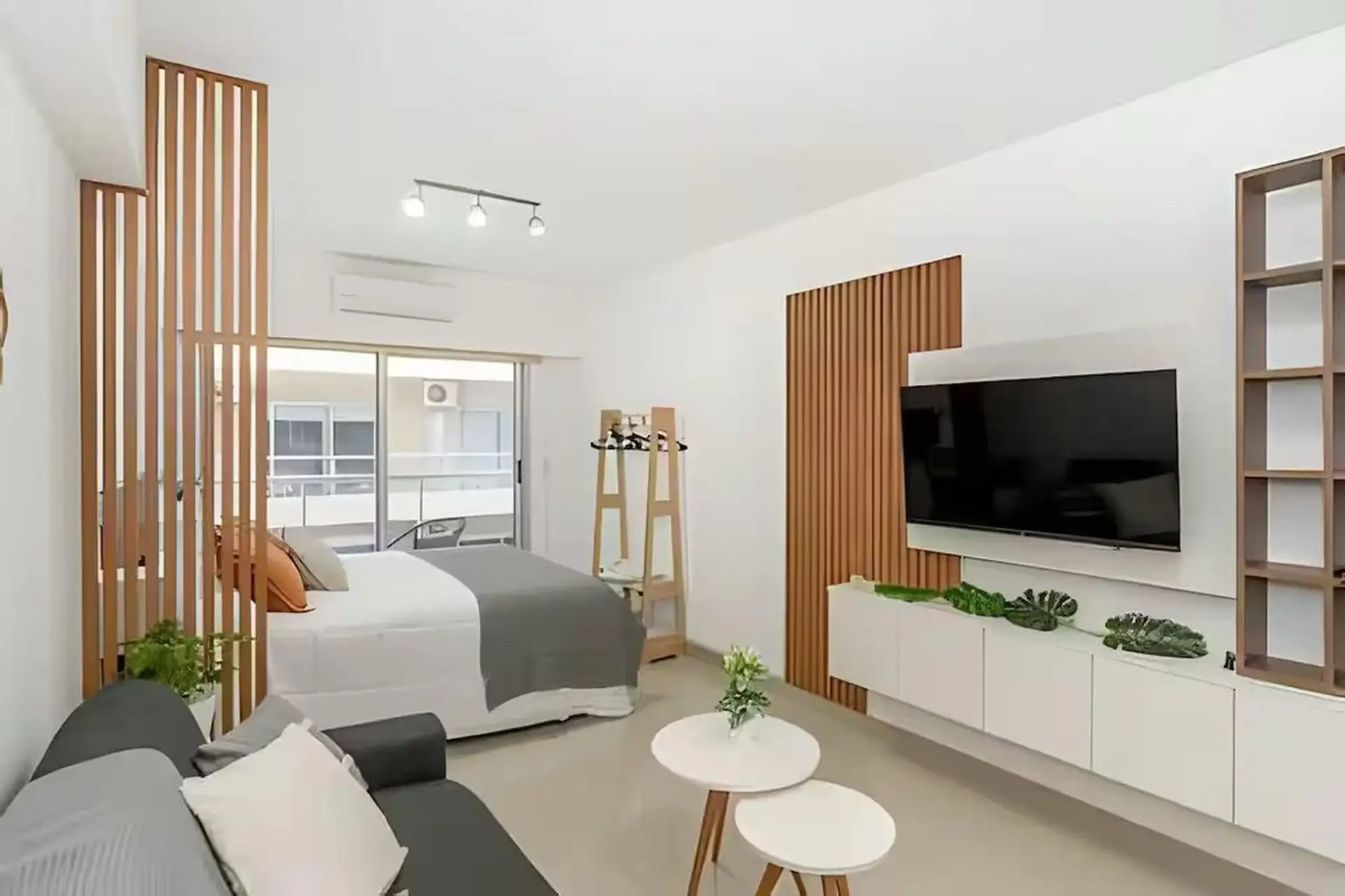 Furnished studio apartment in Monserrat