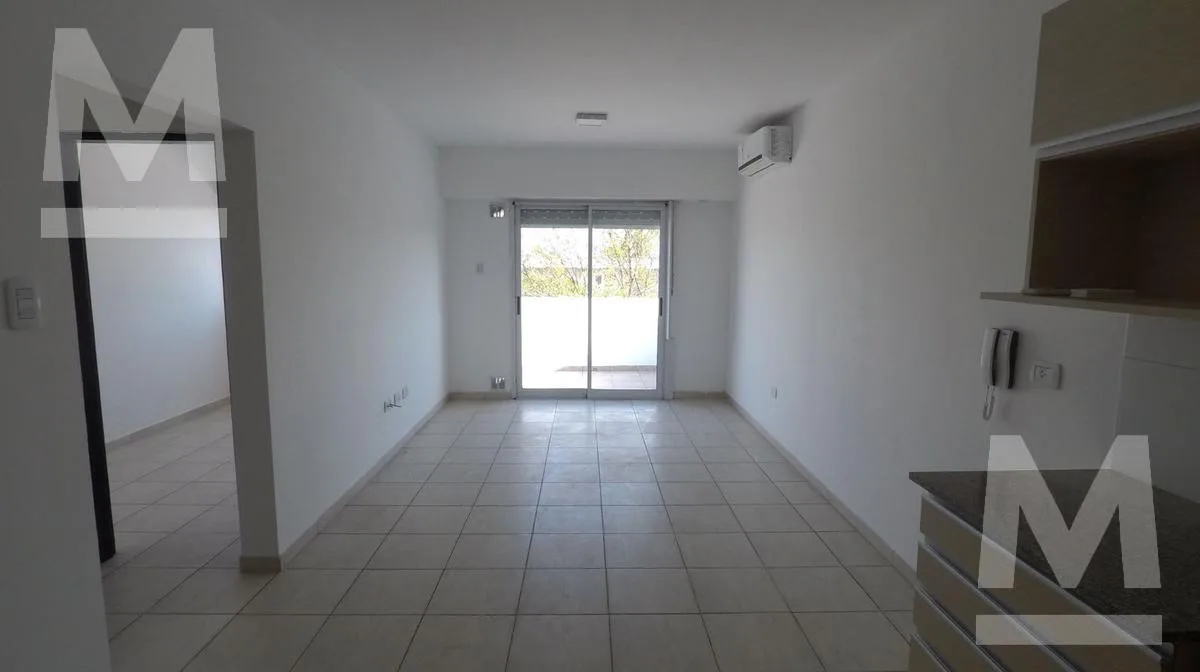 Departamento de 2 dormitorios en primer piso por escalera en Los Hornos