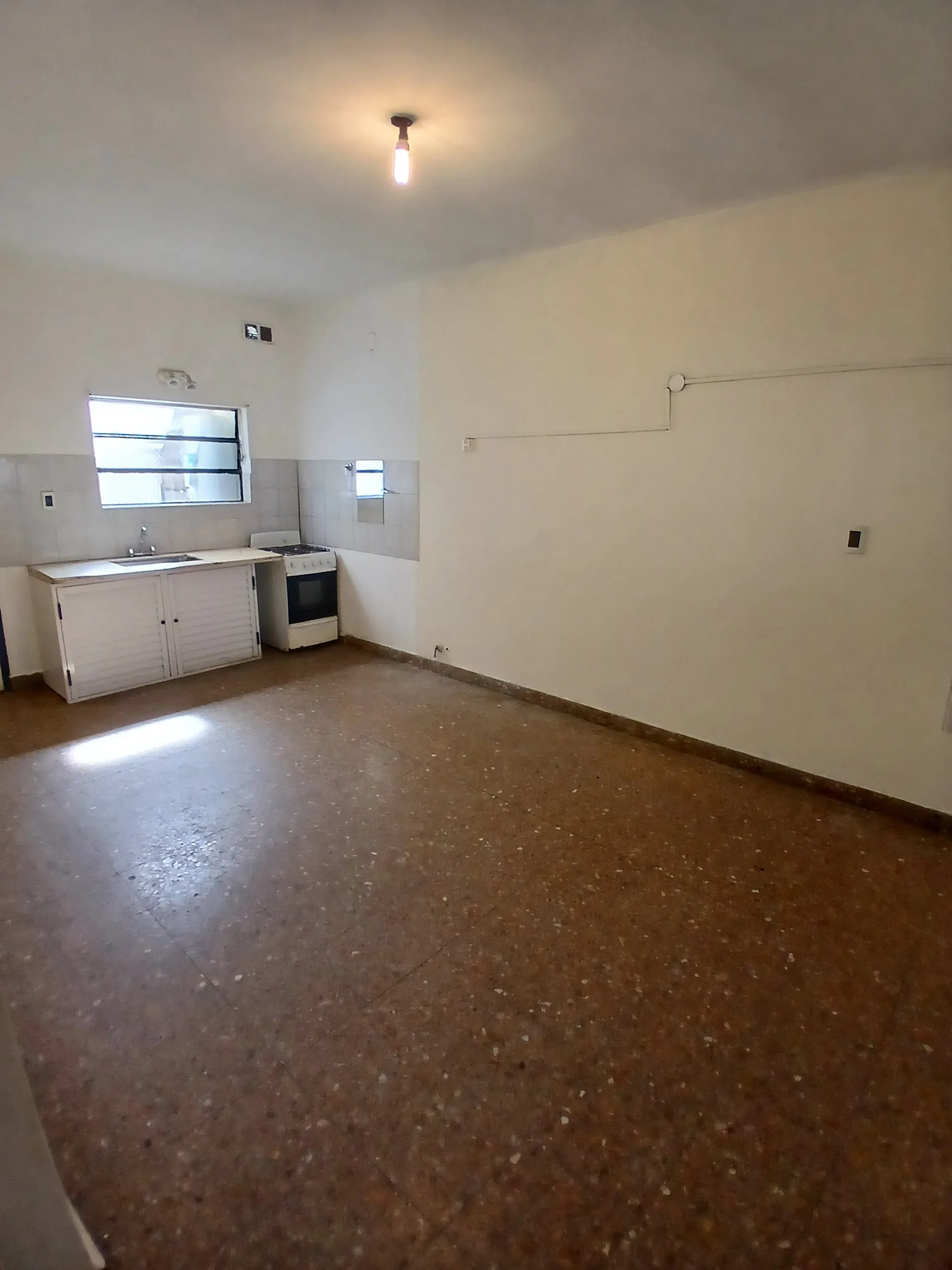 PH tipo casa de 3 ambientes com 2 dormitórios em Lanús