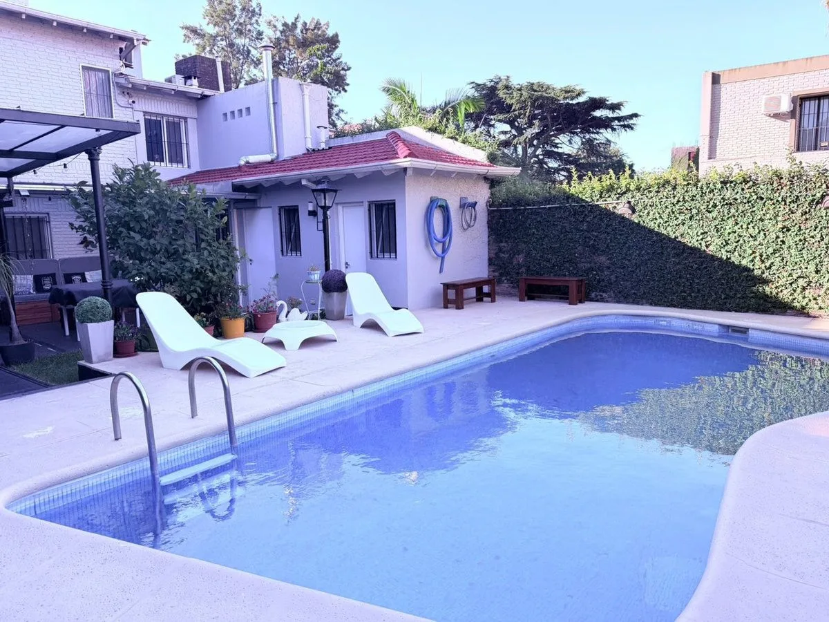 Casa mobiliada com 5 dormitórios em Victoria