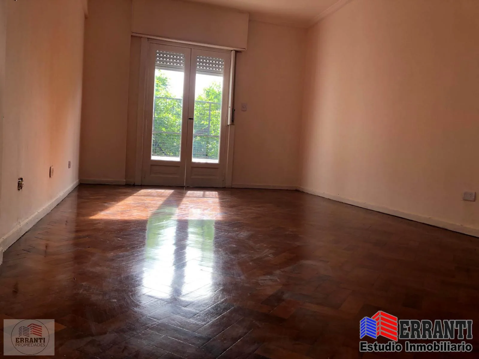 Apartamento de 3 ambientes com 2 quartos em Floresta