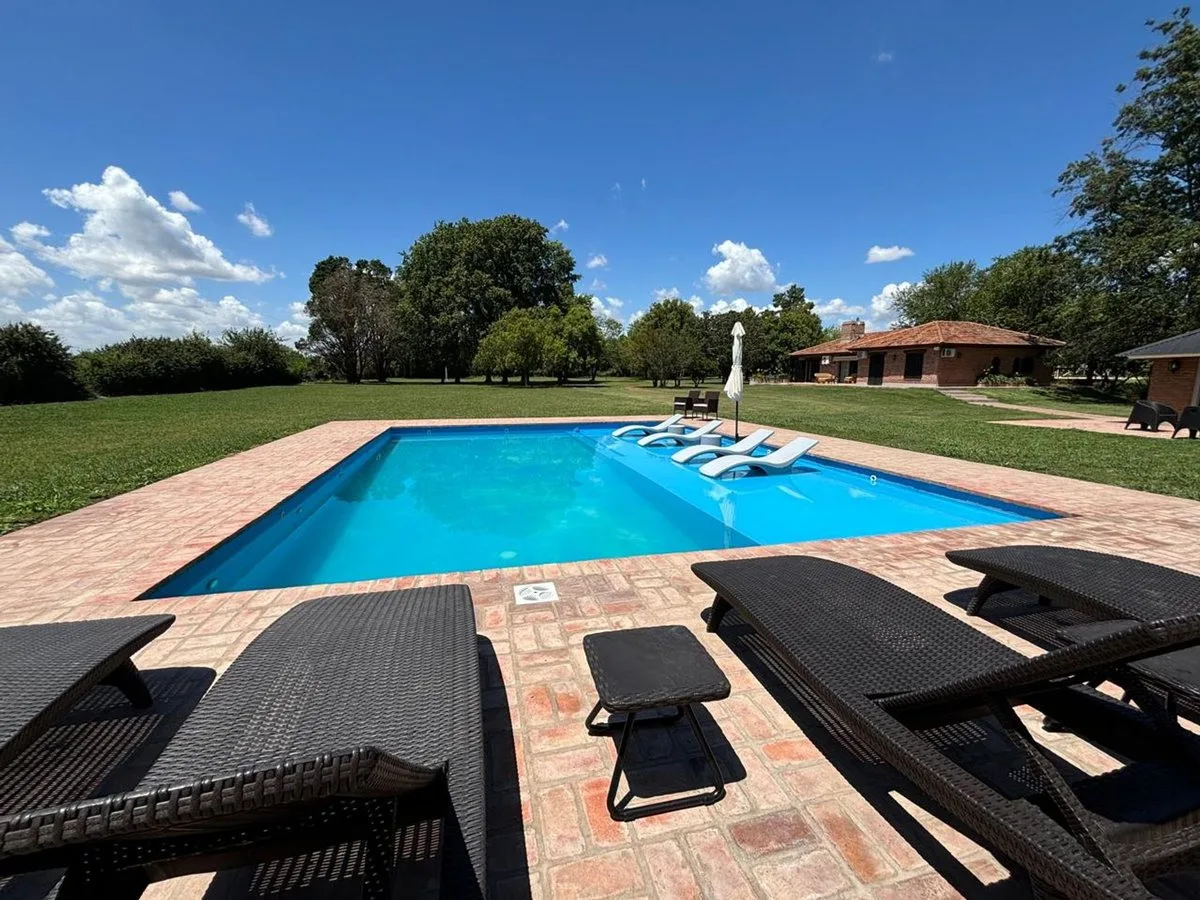 Five-bedroom country house in Buenos Aires