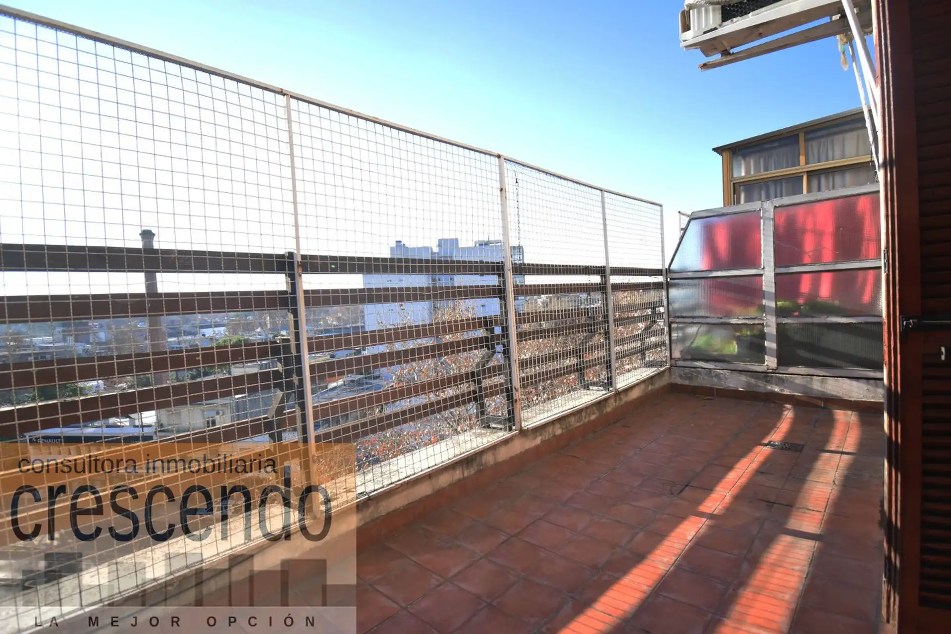 Departamento de 2 ambientes al frente con balcón terraza en Villa General Mitre