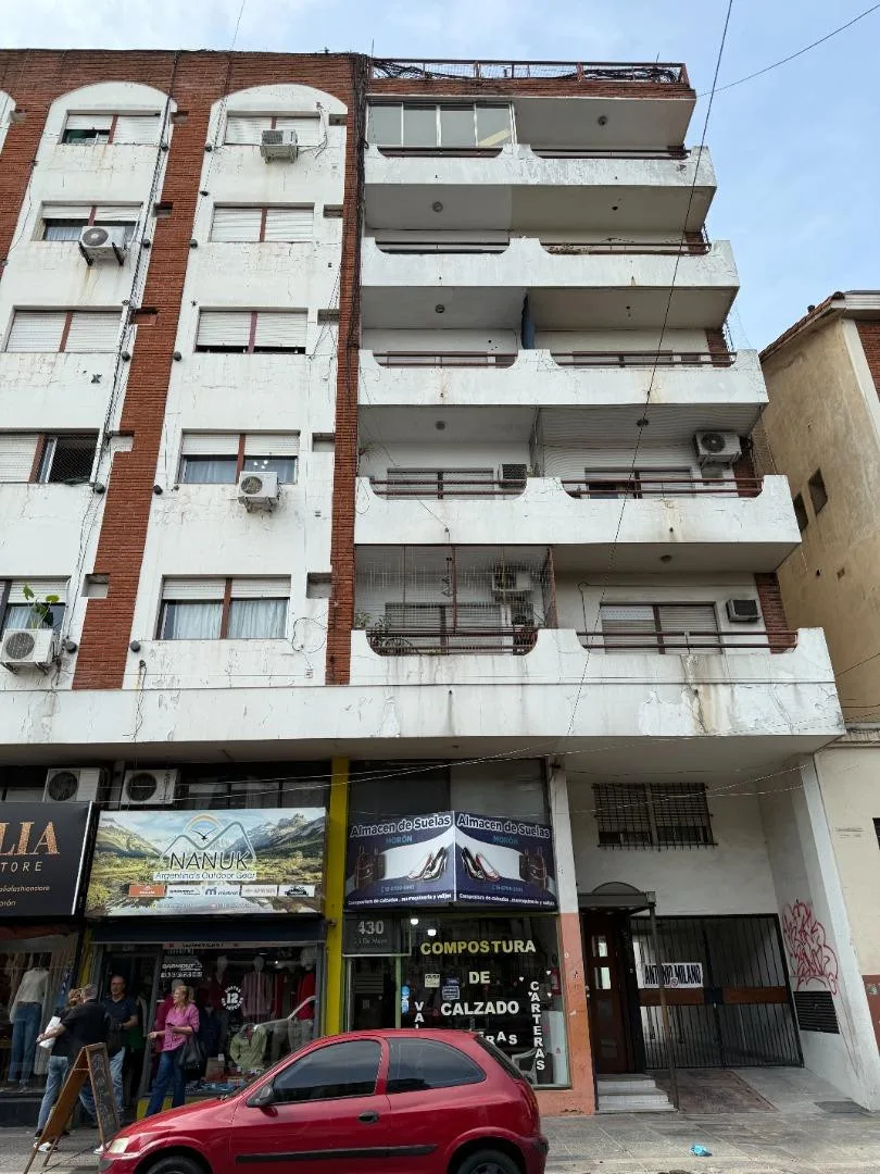 Квартира-студия в Morón Sur, 1-й этаж с окнами на улицу