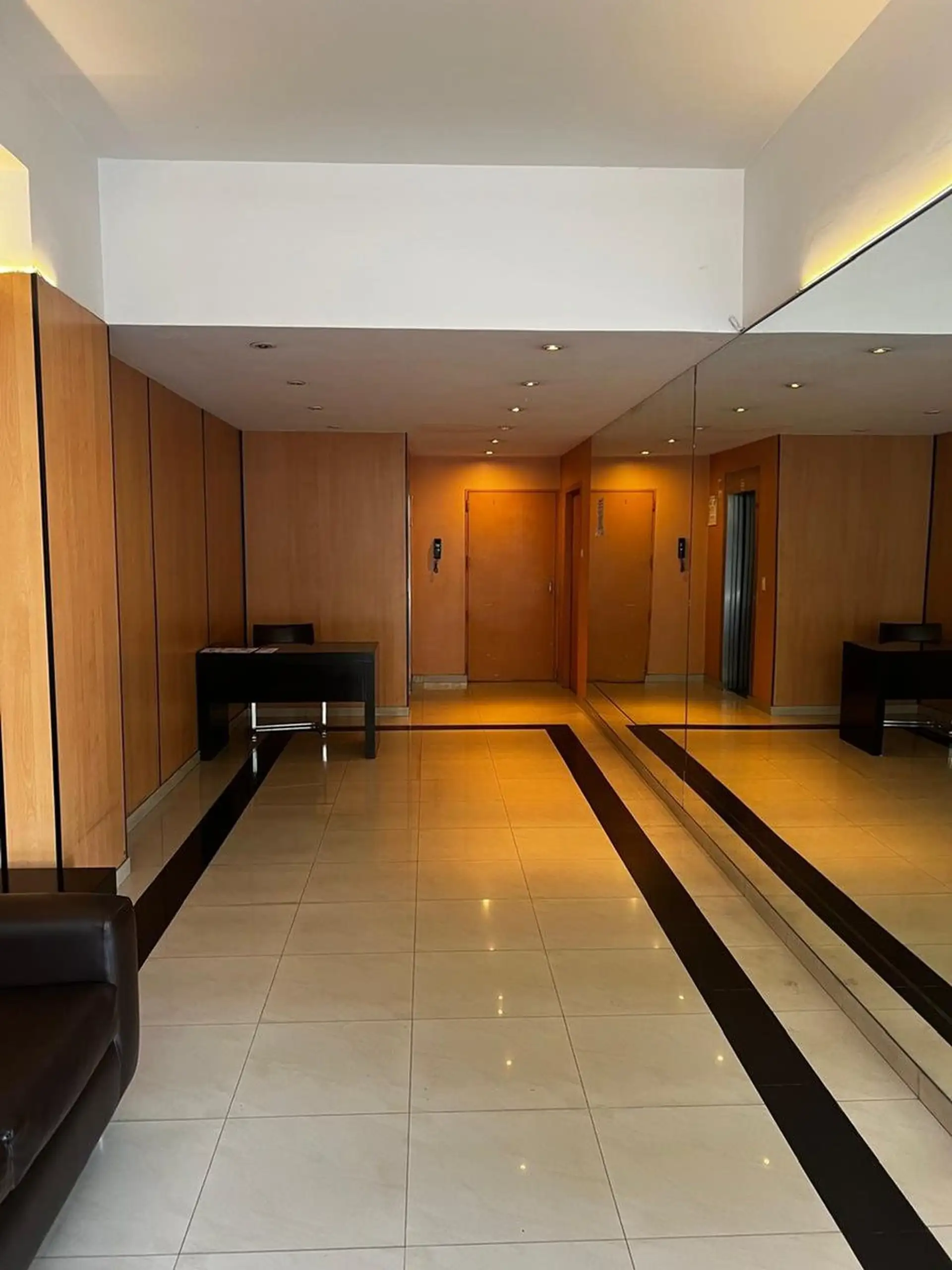 Monoambiente en alquiler con balcón al frente y cochera en Almagro