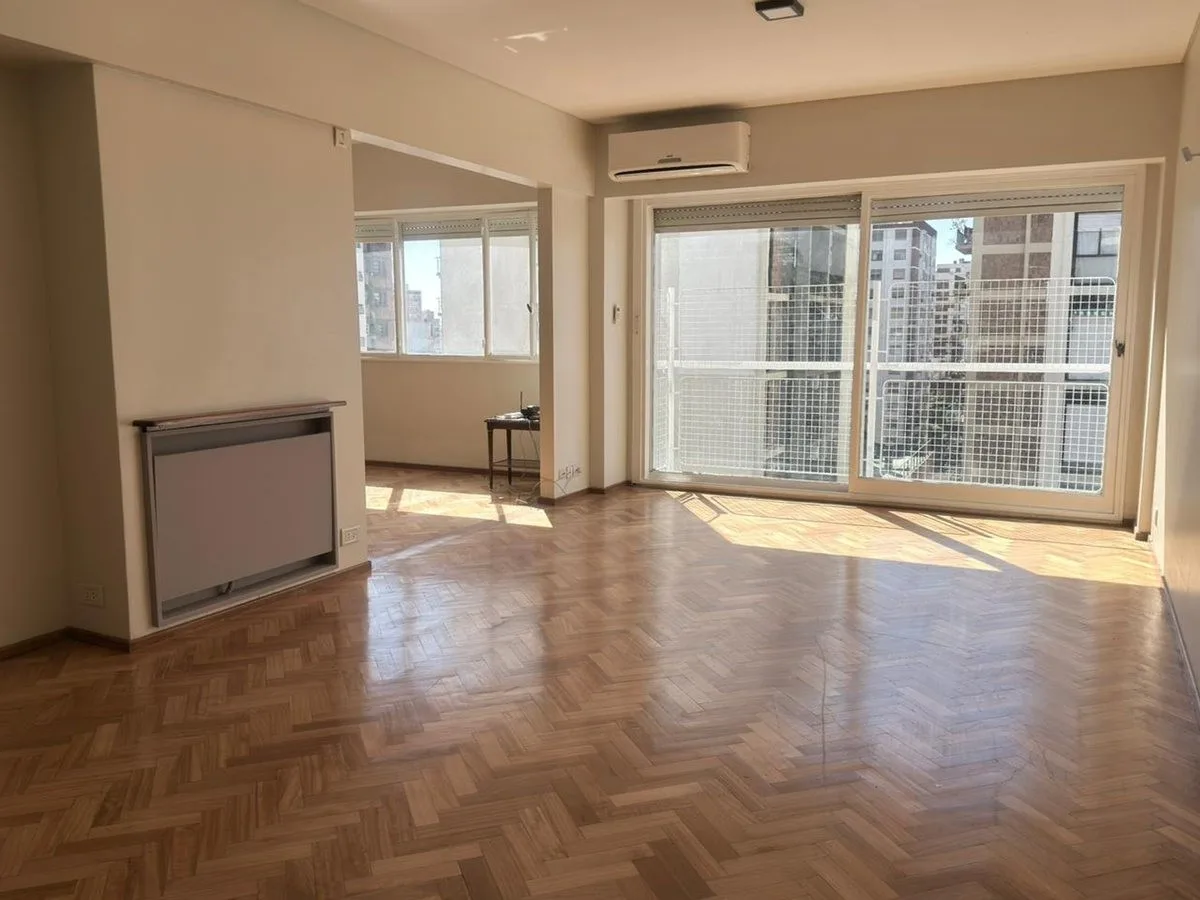 Apartamento de três quartos para alugar em Martínez