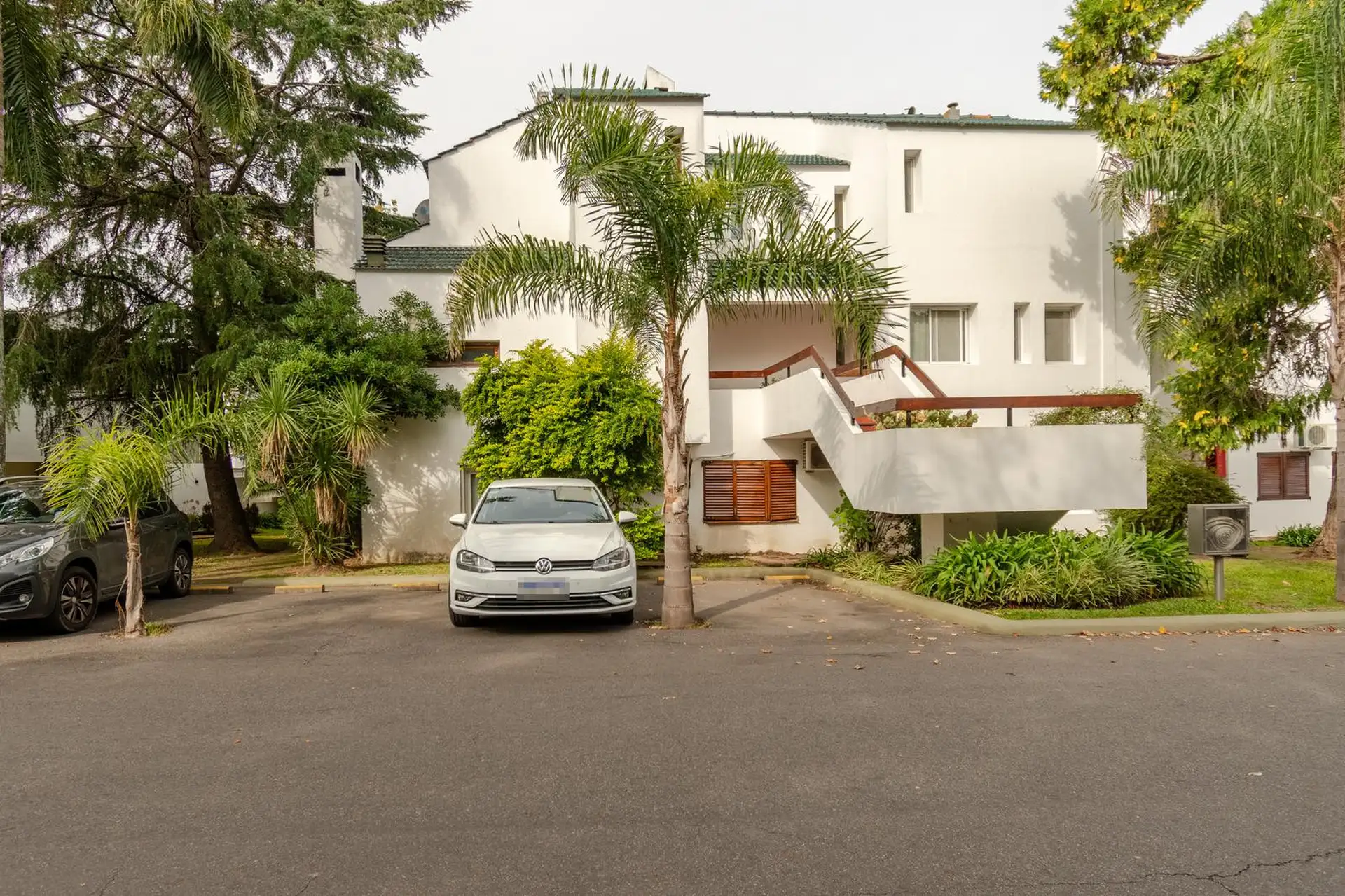 Three-bedroom apartment in Victoria with parking and mooring