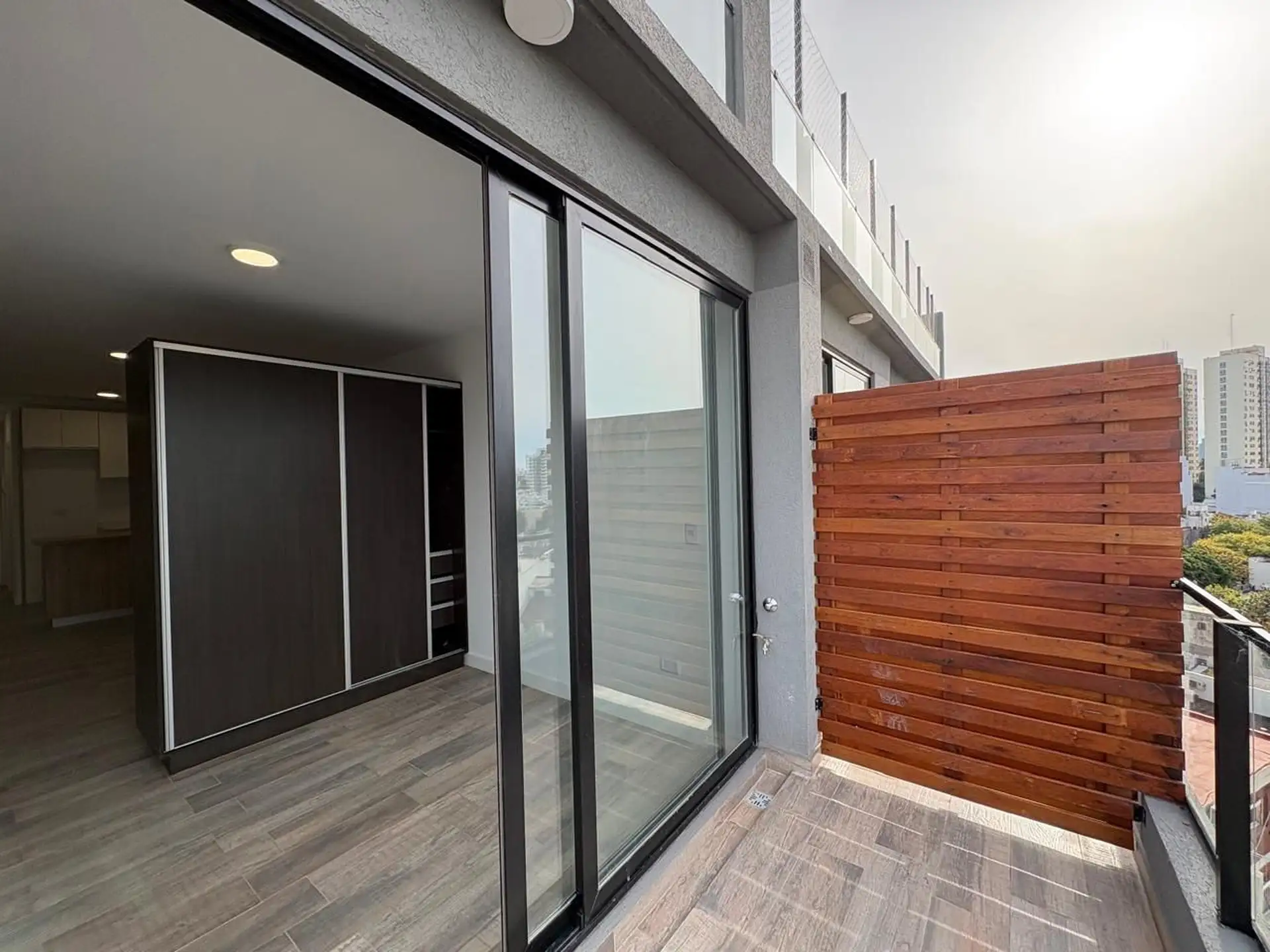 Квартира-студия с балконом и (закреплённым) парковочным местом в Coghlan